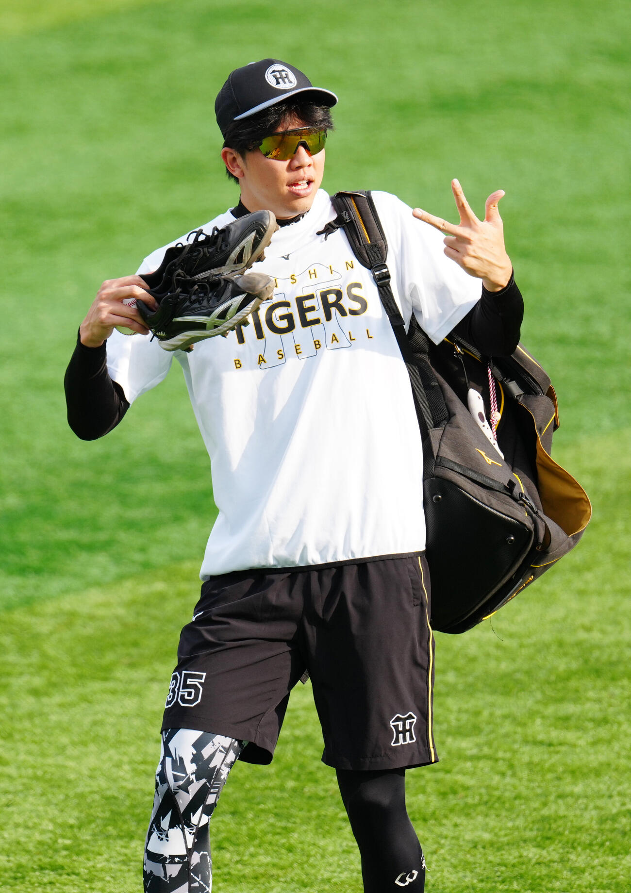 DeNA対阪神　試合前練習に向かう阪神才木浩人はポーズを決める（撮影・江口和貴）