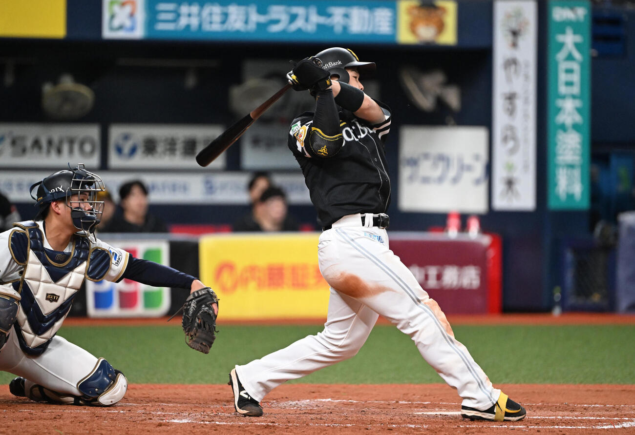 オリックス対ソフトバンク　3回表ソフトバンク2死一、三塁、右前適時打を放つ近藤健介（撮影・和賀正仁）