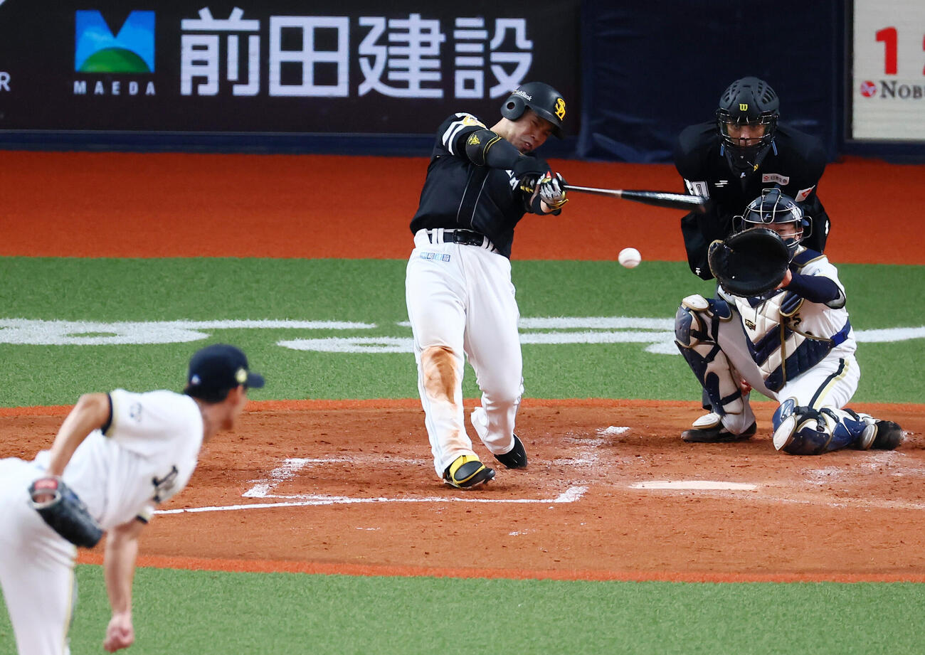 オリックス対ソフトバンク　3回表ソフトバンク2死一、三塁、近藤健介は中前適時打を放つ。投手佐藤一磨（撮影・加藤哉）