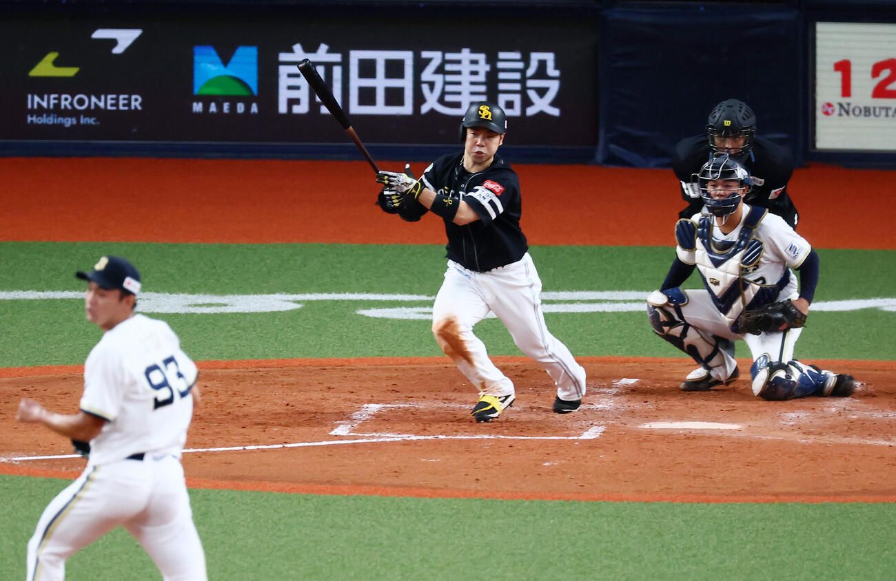 オリックス対ソフトバンク　3回表ソフトバンク2死一、三塁、近藤健介は中前適時打を放つ。投手佐藤一磨（撮影・加藤哉）