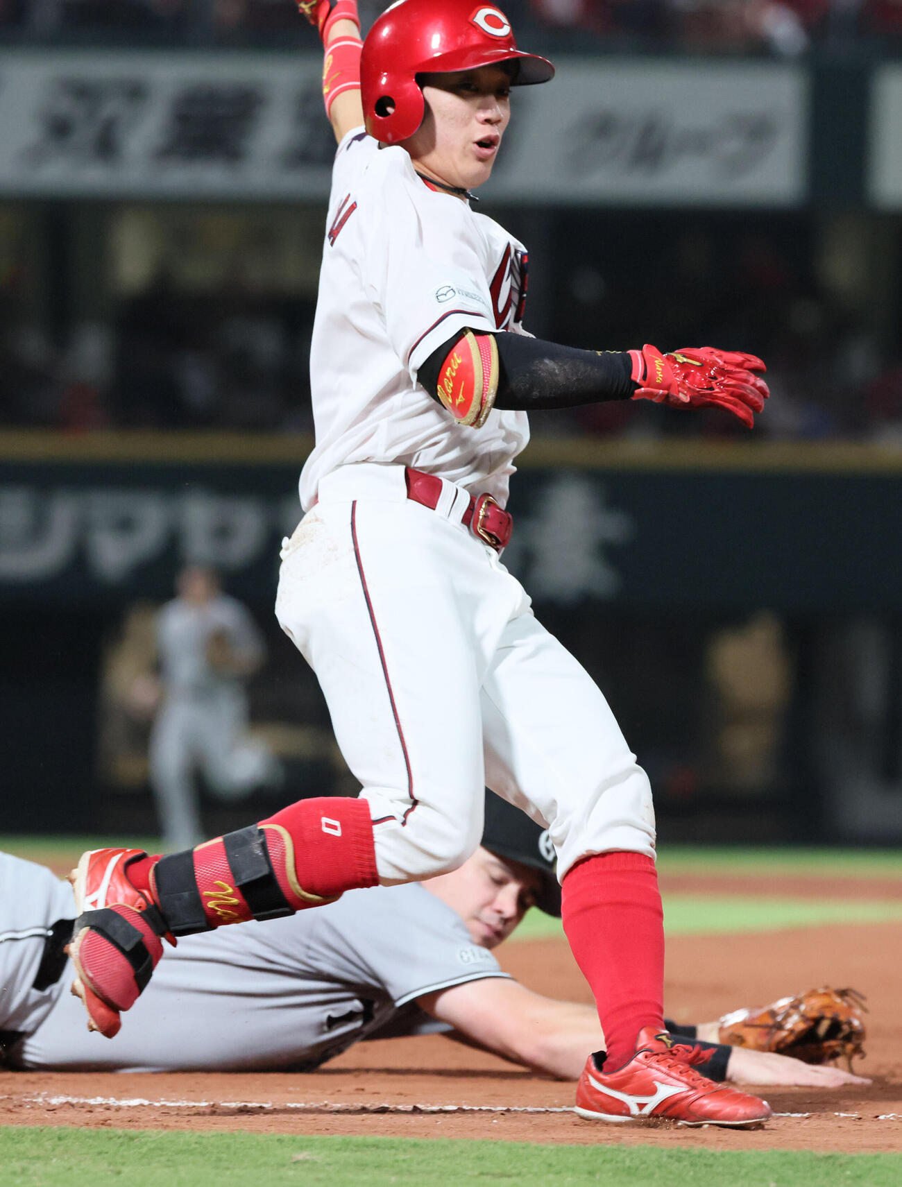 広島対巨人　4回裏広島2死二塁、勝田成は遊撃へ適時内野安打を放つ。守備はボビー・ダルベック（撮影・加藤孝規）