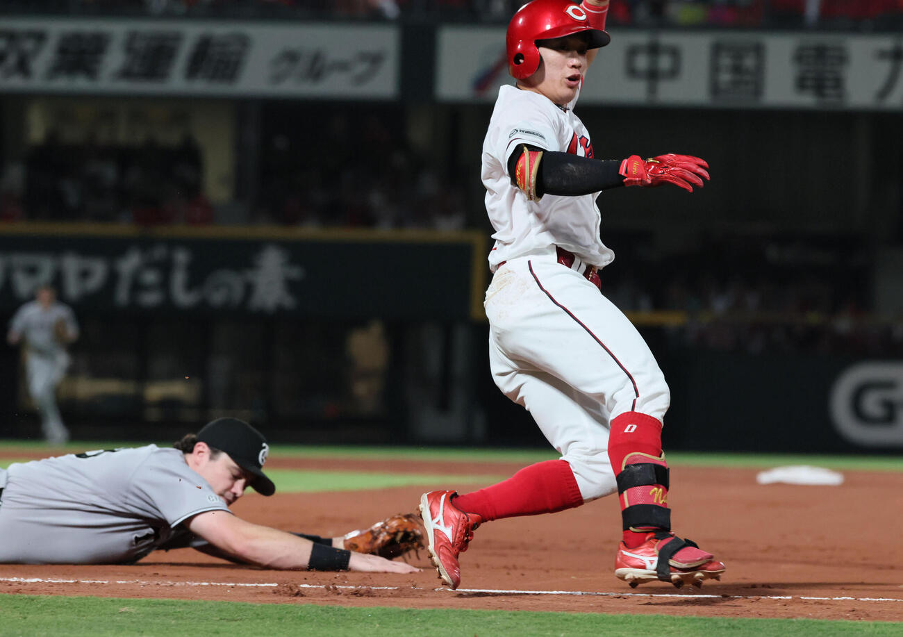 広島対巨人　4回裏広島2死二塁、勝田成は遊撃へ適時内野安打を放つ。守備はボビー・ダルベック（撮影・加藤孝規）