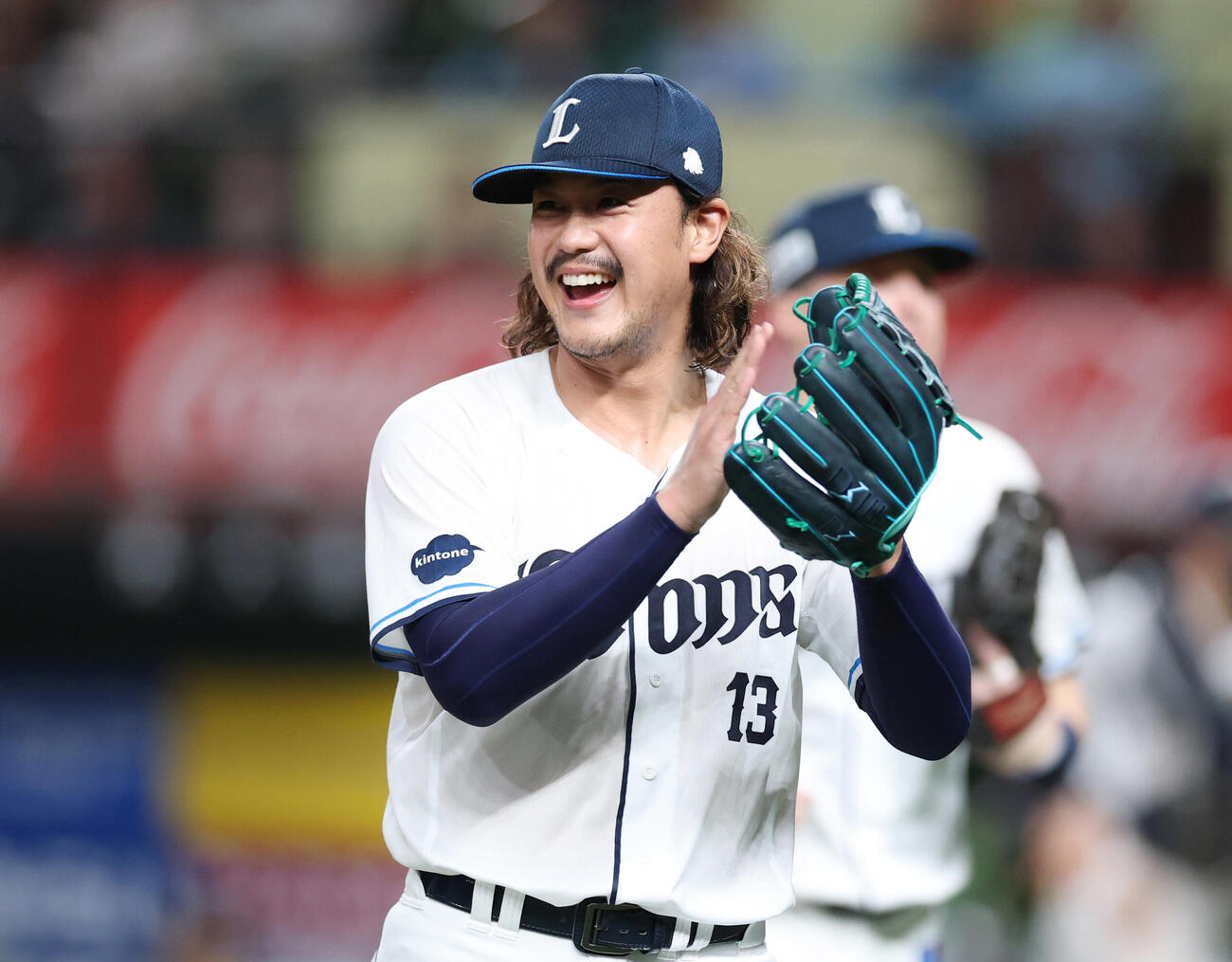 西武対ロッテ　5回表を終え石井一成に笑顔で拍手を送る高橋光成（撮影・増田悦実）