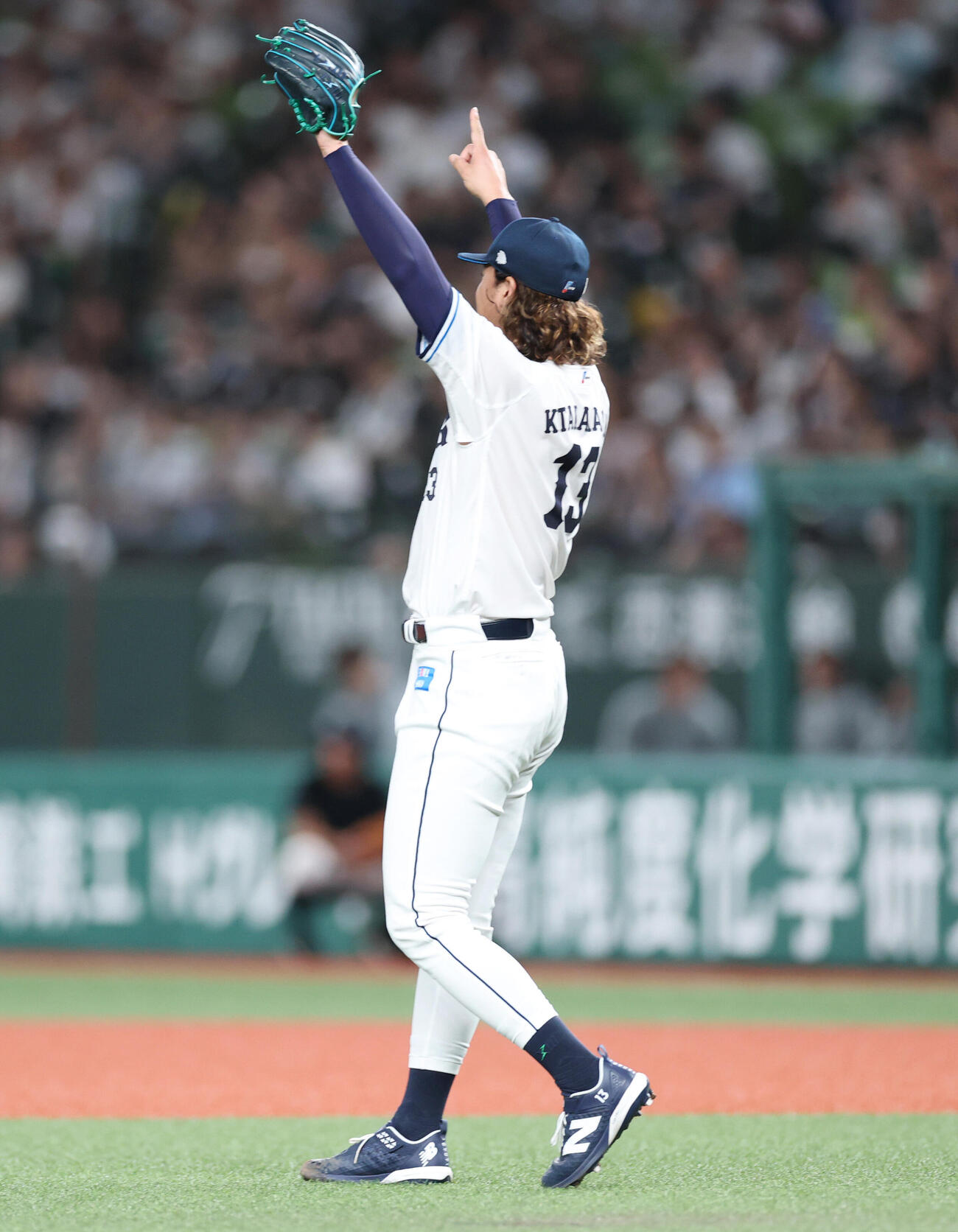 西武対ロッテ　5回表ロッテ1死、佐藤都志也の打球を好捕した石井一成に合図を送る高橋光成（撮影・増田悦実）
