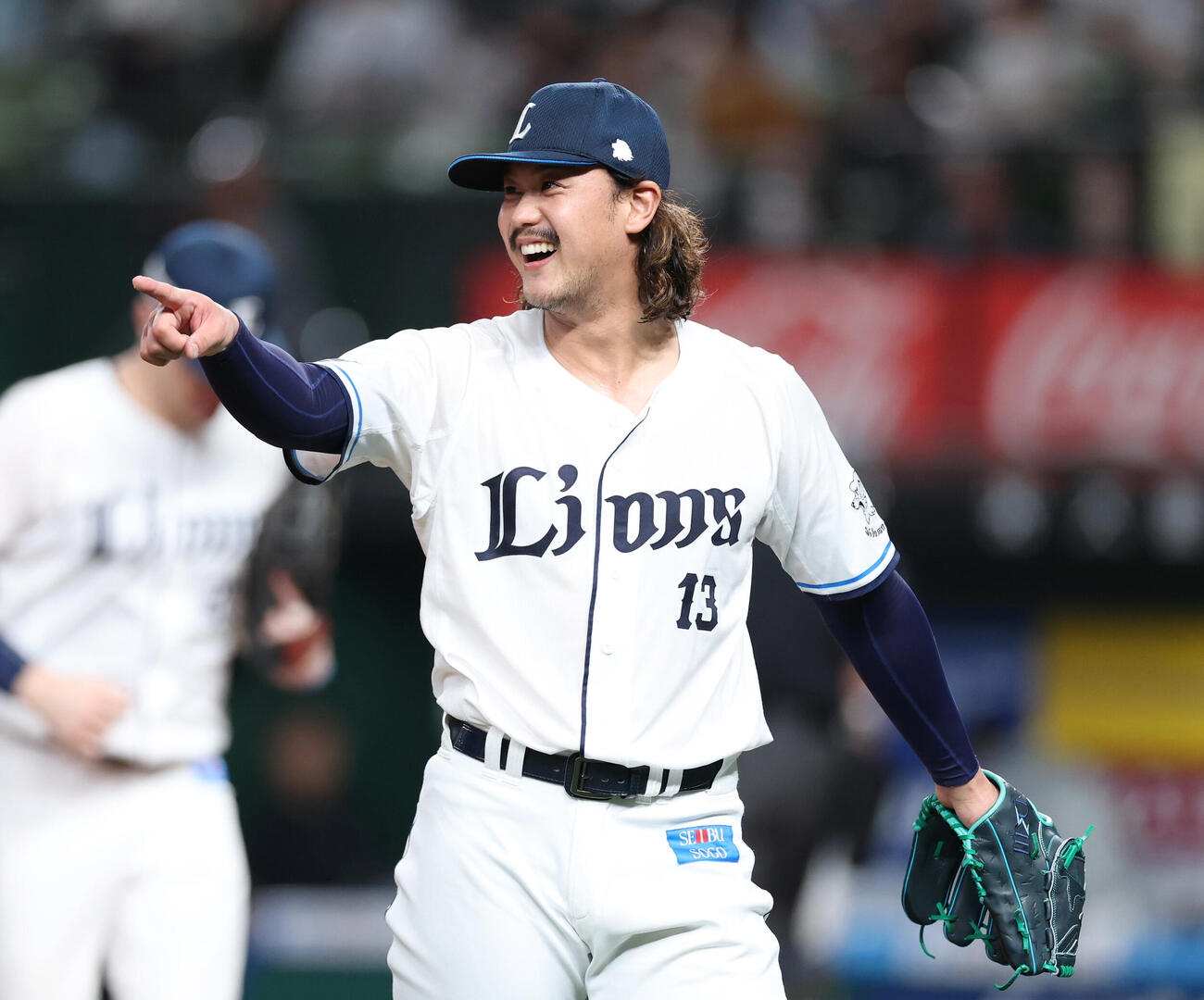 西武対ロッテ　5回表を終え石井一成に笑顔で合図を送る高橋光成（撮影・増田悦実）