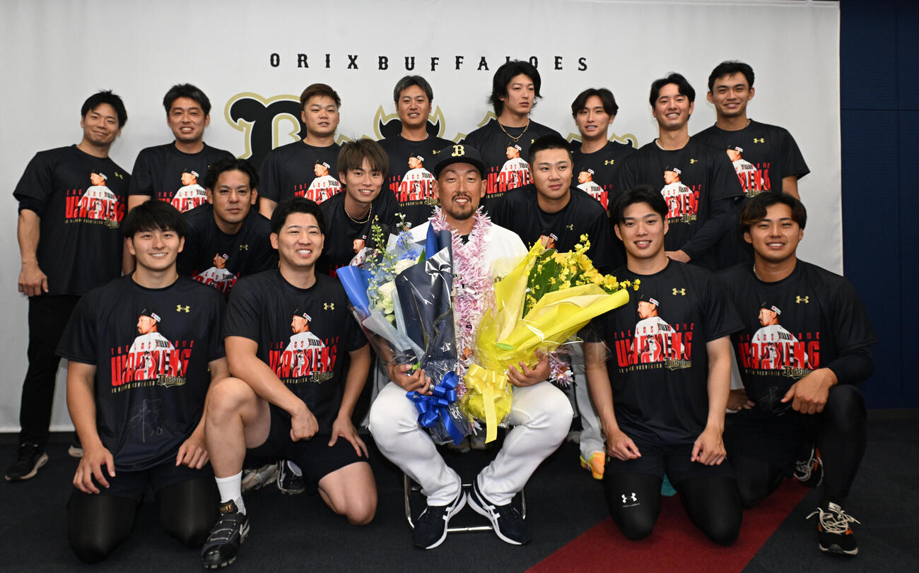 引退会見後、オリックス投手陣と記念撮影する平野佳寿（撮影・和賀正仁）