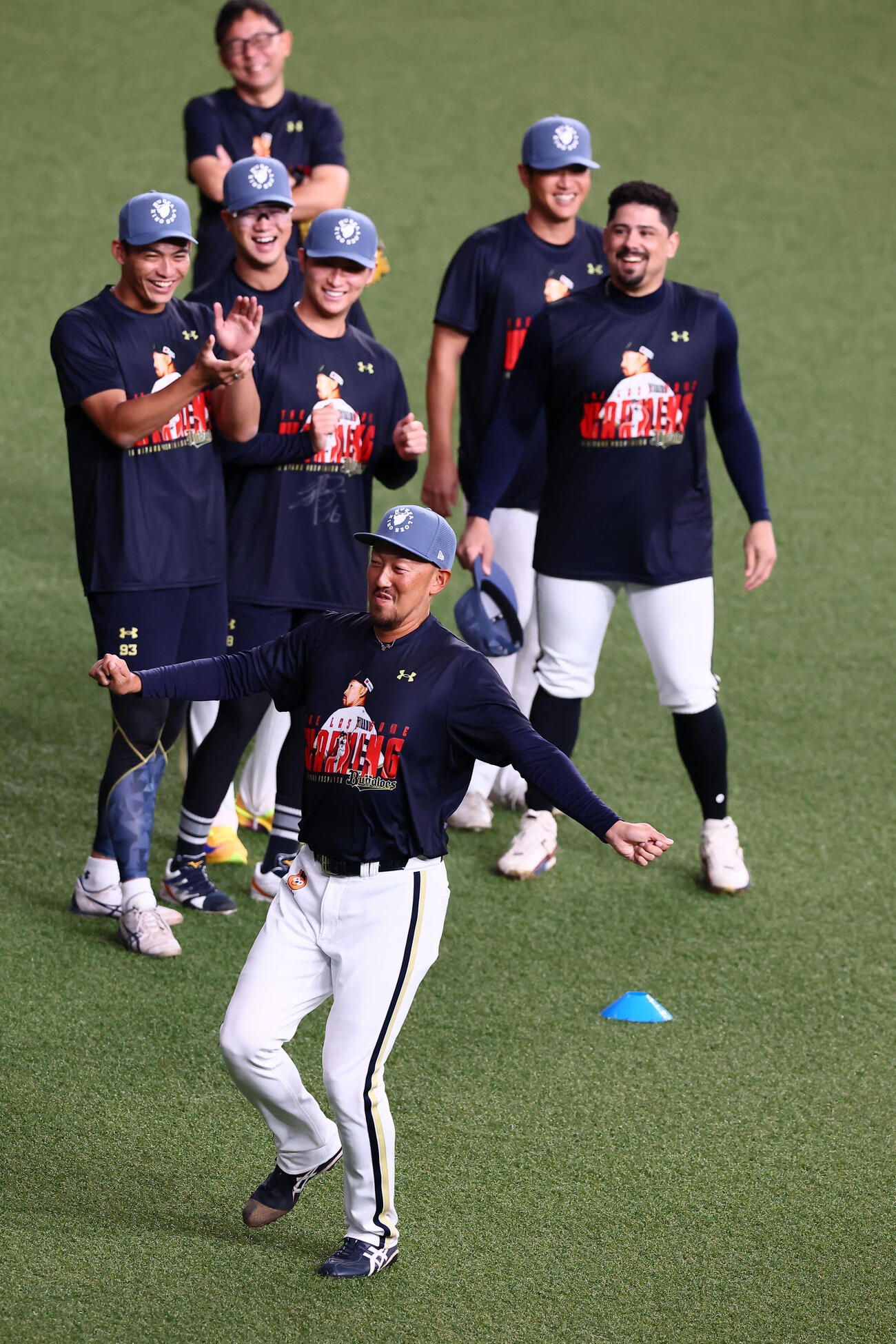 オリックス対ソフトバンク　アンドレス・マチャド（右）に促されダンスを披露するオリックス平野佳寿（撮影・加藤哉）