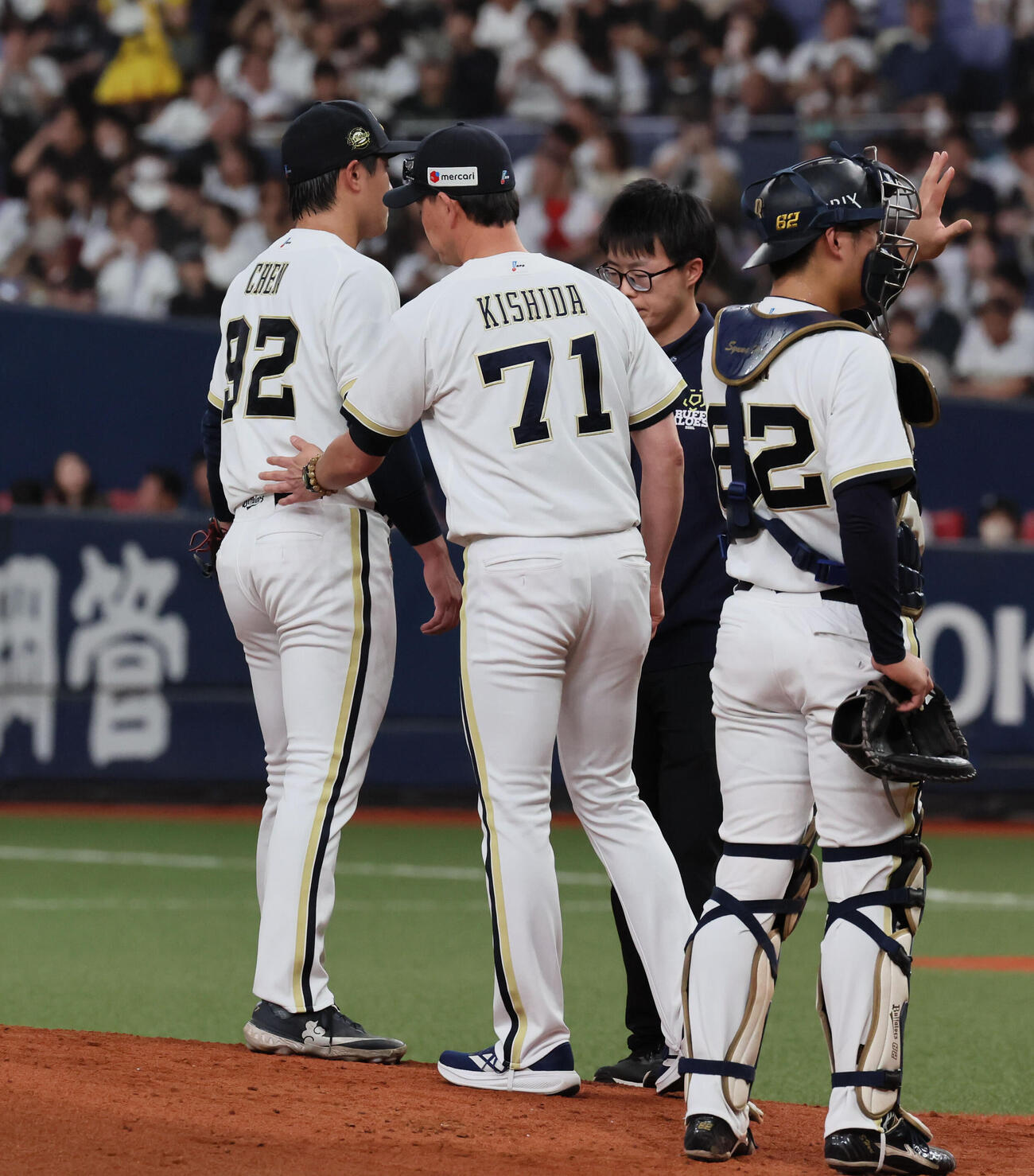 オリックス対ソフトバンク　1回表ソフトバンク2死一、三塁、1回6失点で降板となった陳睦衡（左）（撮影・宮崎幸一）