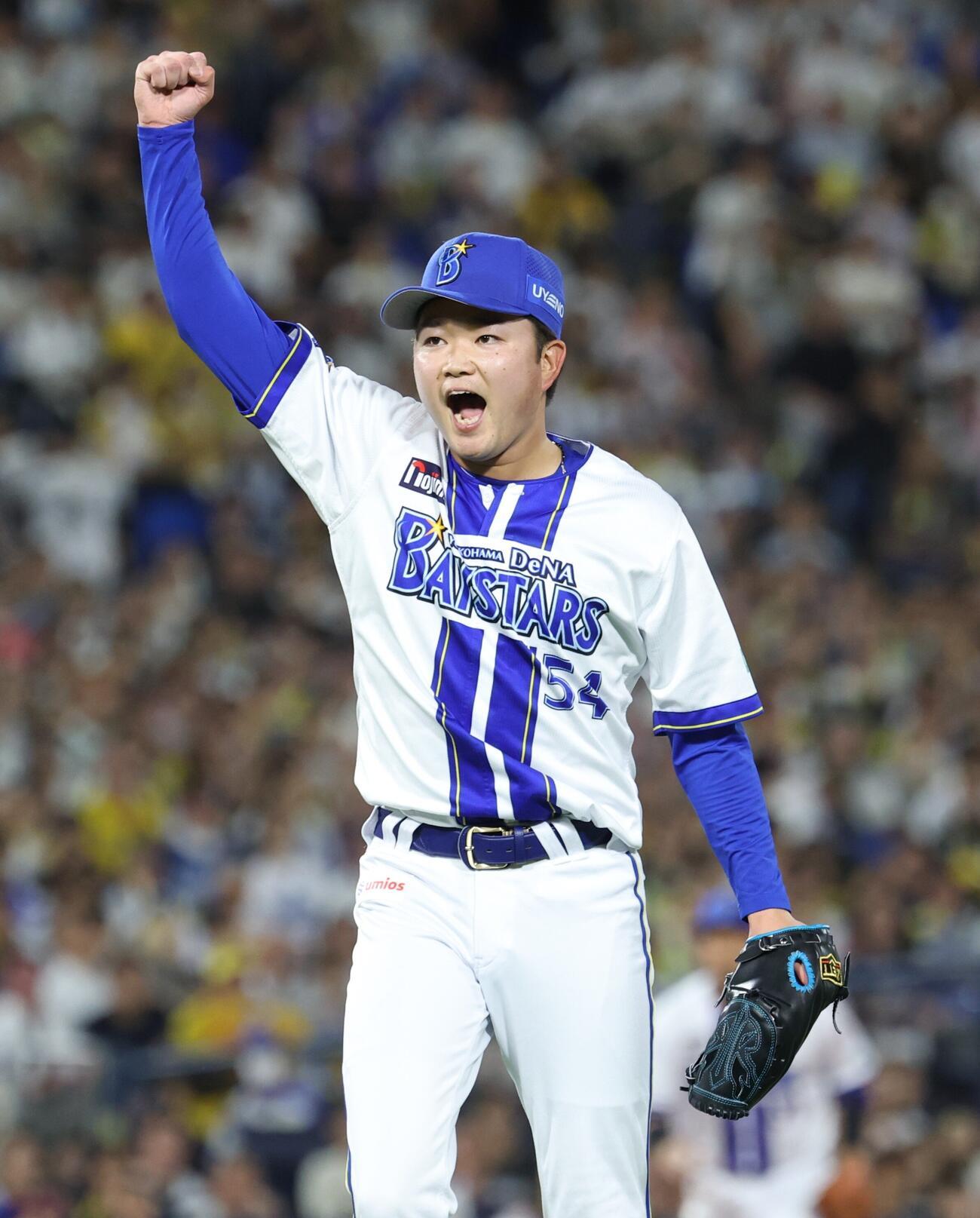 DeNA対阪神　5回表阪神1死一塁、森下翔太を併殺にとりガッツポーズの石田裕太郎（撮影・黒川智章）
