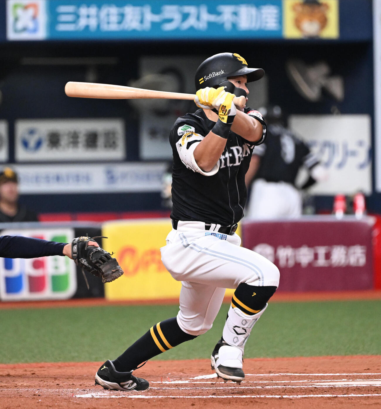 オリックス対ソフトバンク　7回表ソフトバンク1死、右前打を放つ中村晃（撮影・和賀正仁）
