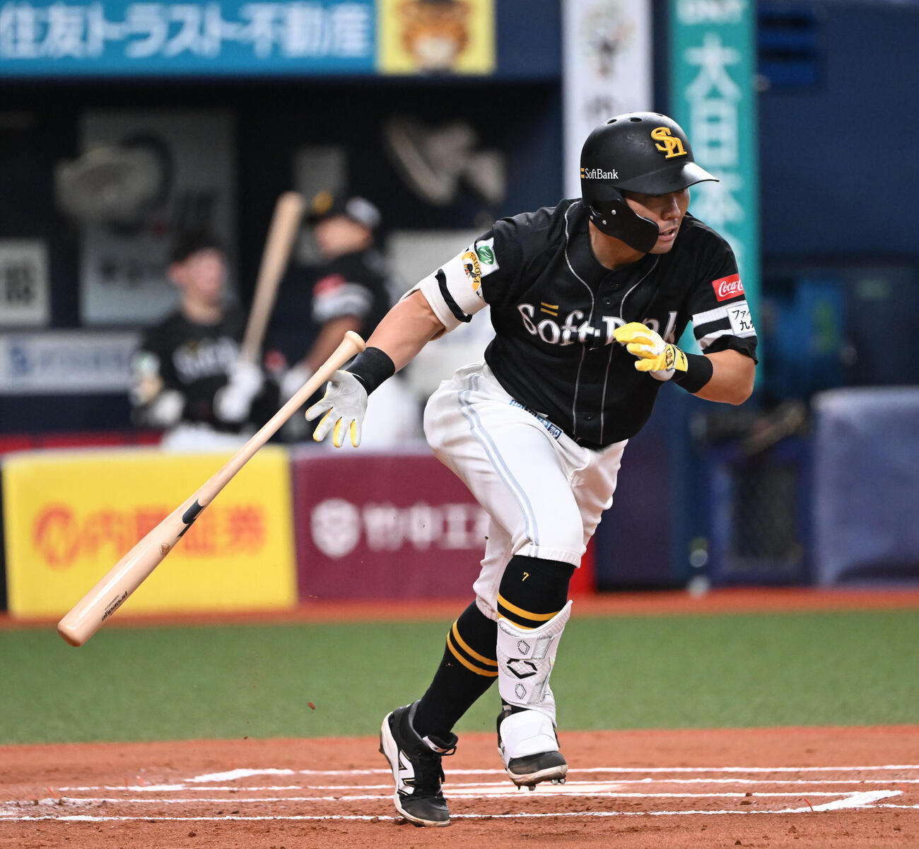 オリックス対ソフトバンク　7回表ソフトバンク1死、右前打を放つ中村晃（撮影・和賀正仁）