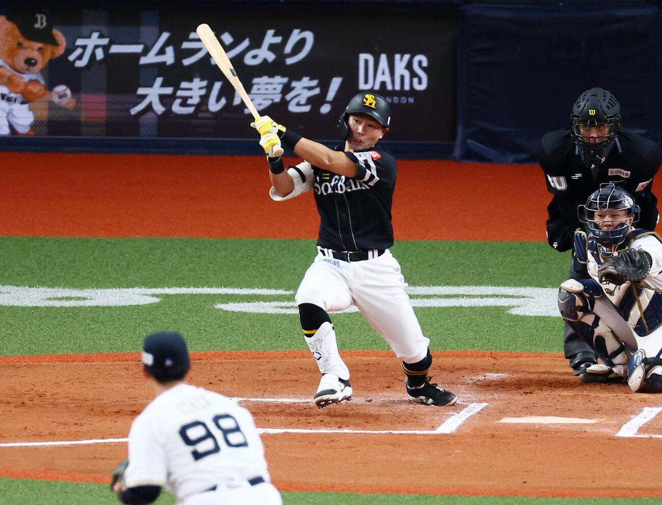 オリックス対ソフトバンク　7回表ソフトバンク1死、中村晃は右前打を放つ。投手権田琉成（撮影・加藤哉）