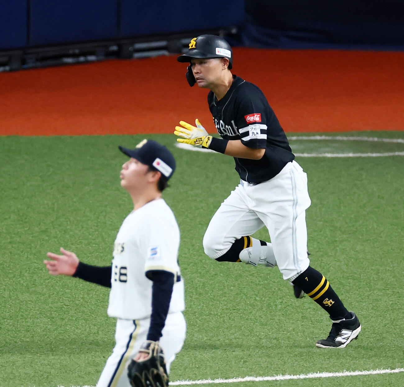 オリックス対ソフトバンク　7回表ソフトバンク1死、中村晃は右前打を放つ。投手権田琉成（撮影・加藤哉）