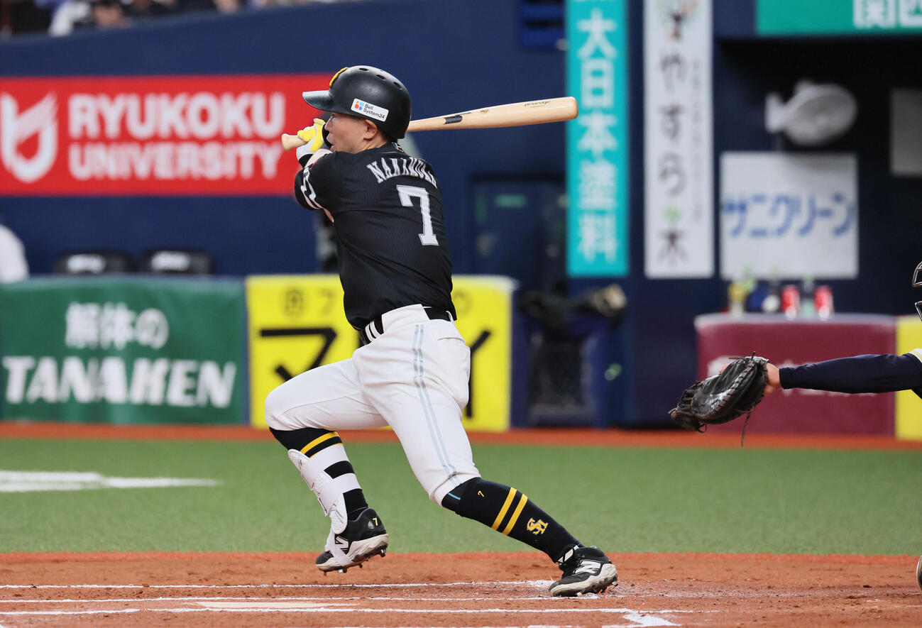 オリックス対ソフトバンク　7回表ソフトバンク2死、中村晃は安打を放つ（撮影・宮崎幸一）