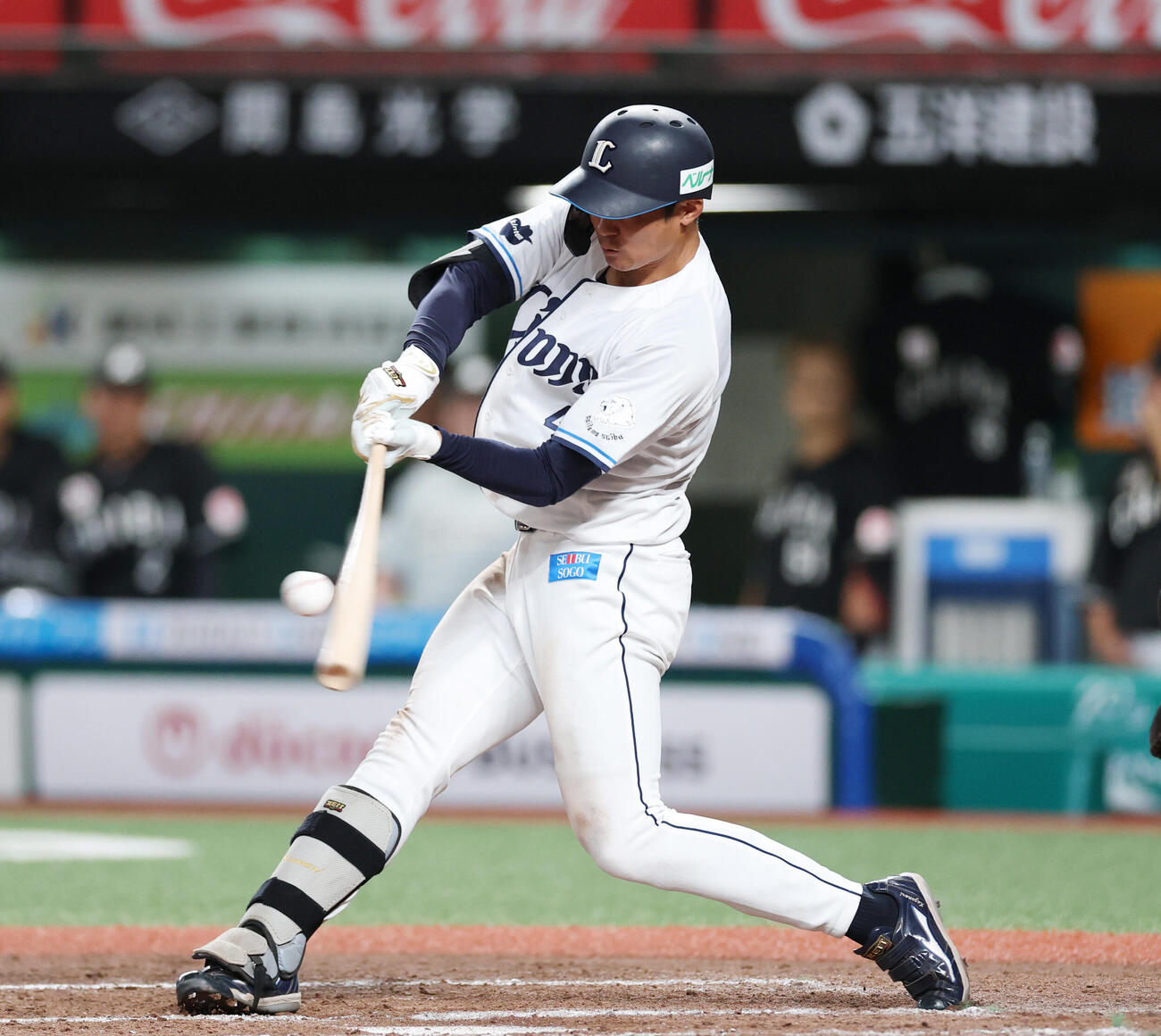 西武対ロッテ　7回裏西武2死一、二塁、適時打を放つ石井一成（撮影・増田悦実）