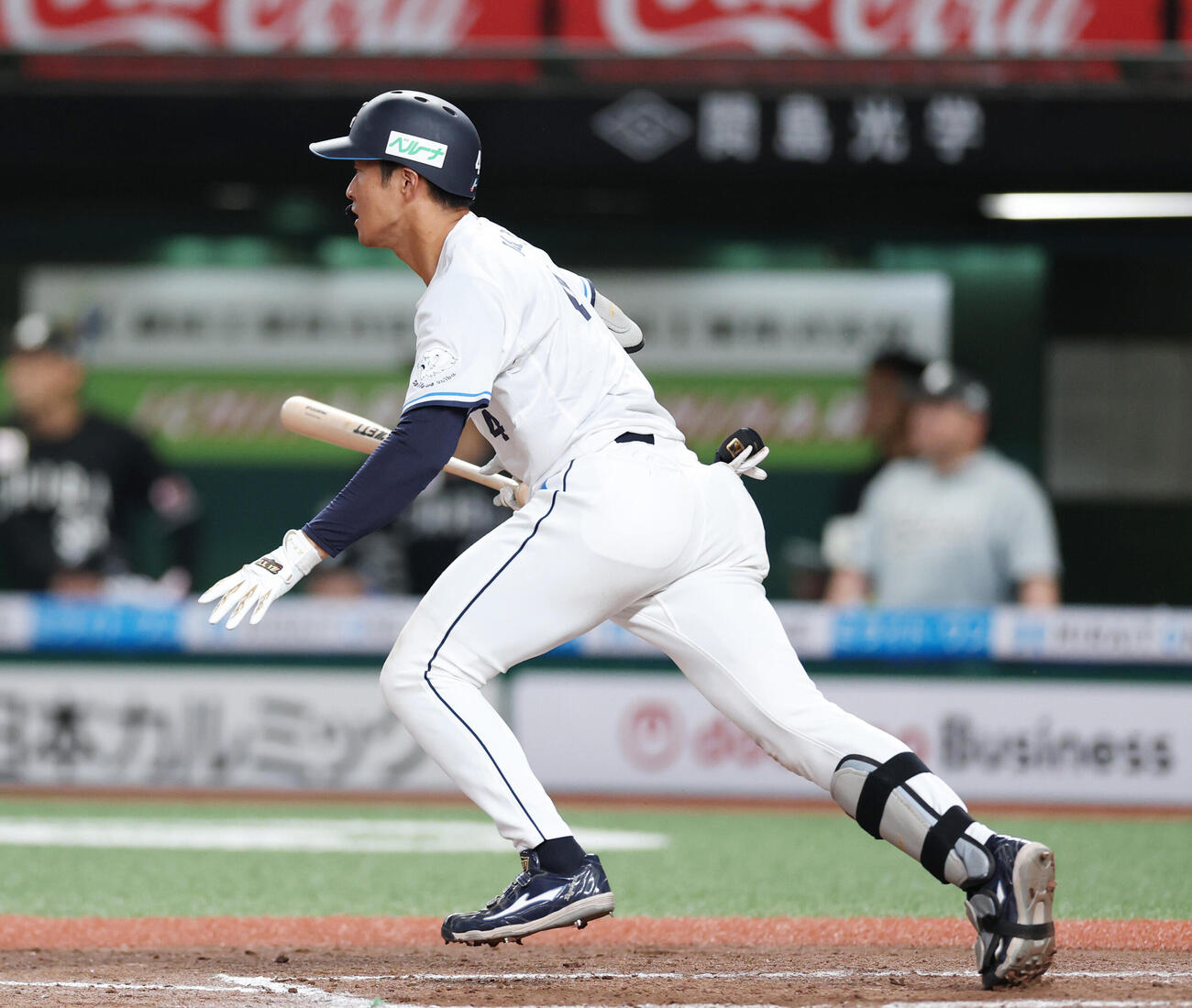 西武対ロッテ　7回裏西武2死一、二塁、適時打を放つ石井一成（撮影・増田悦実）