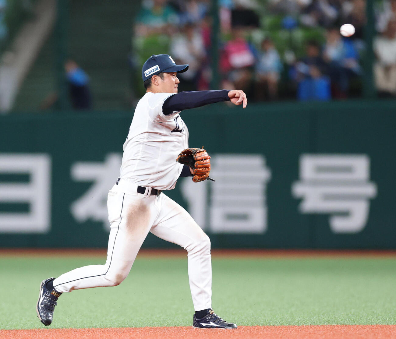 西武対ロッテ　5回表ロッテ1死、佐藤都志也の打球を好捕し一塁に投げる石井一成（撮影・増田悦実）