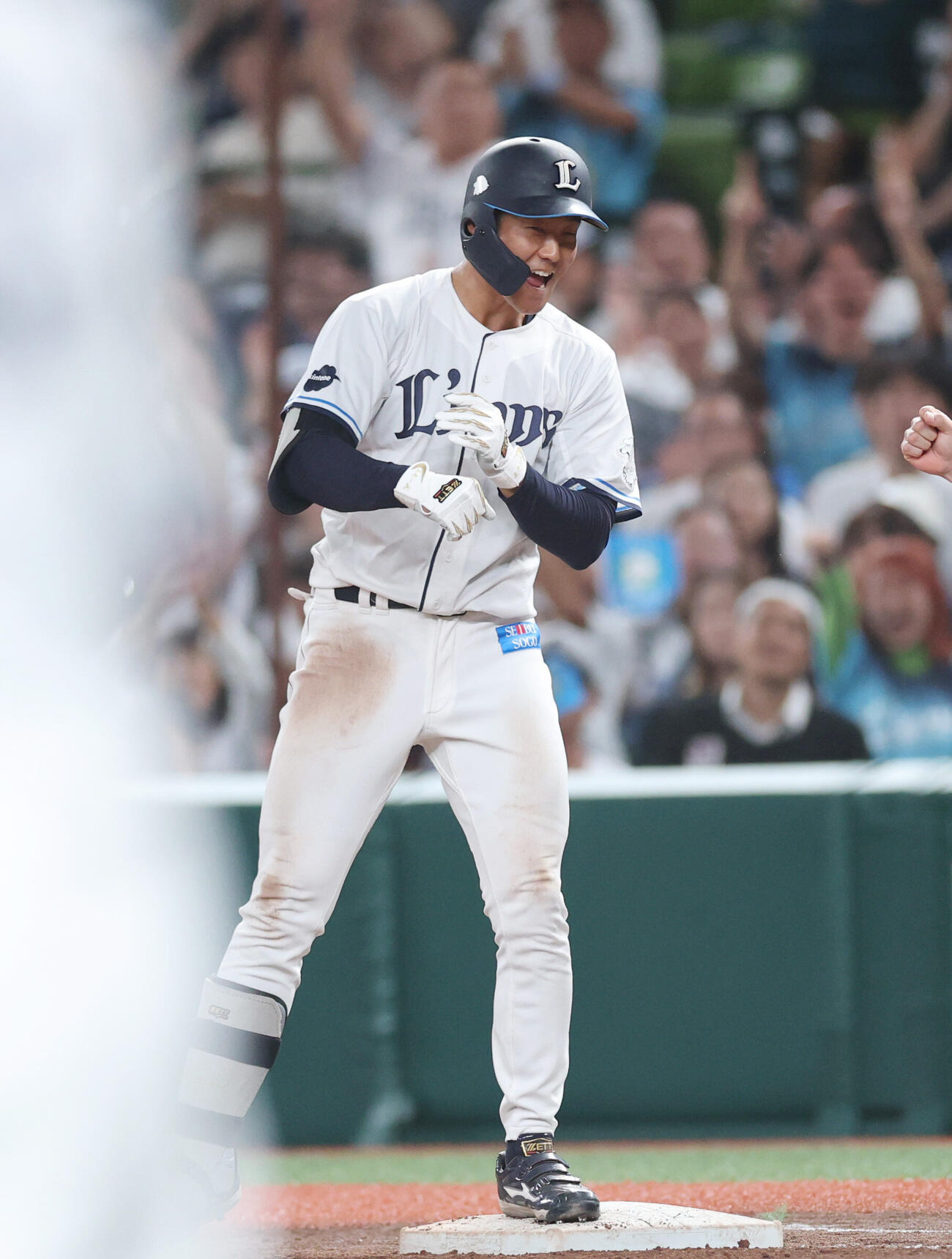 西武対ロッテ　7回裏西武2死一、二塁、適時打を放ち喜ぶ石井一成（撮影・増田悦実）