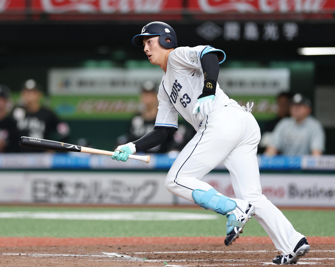 西武対ロッテ　7回裏西武2死一、三塁、勝ち越しの適時打を放つ長谷川信哉（撮影・増田悦実）