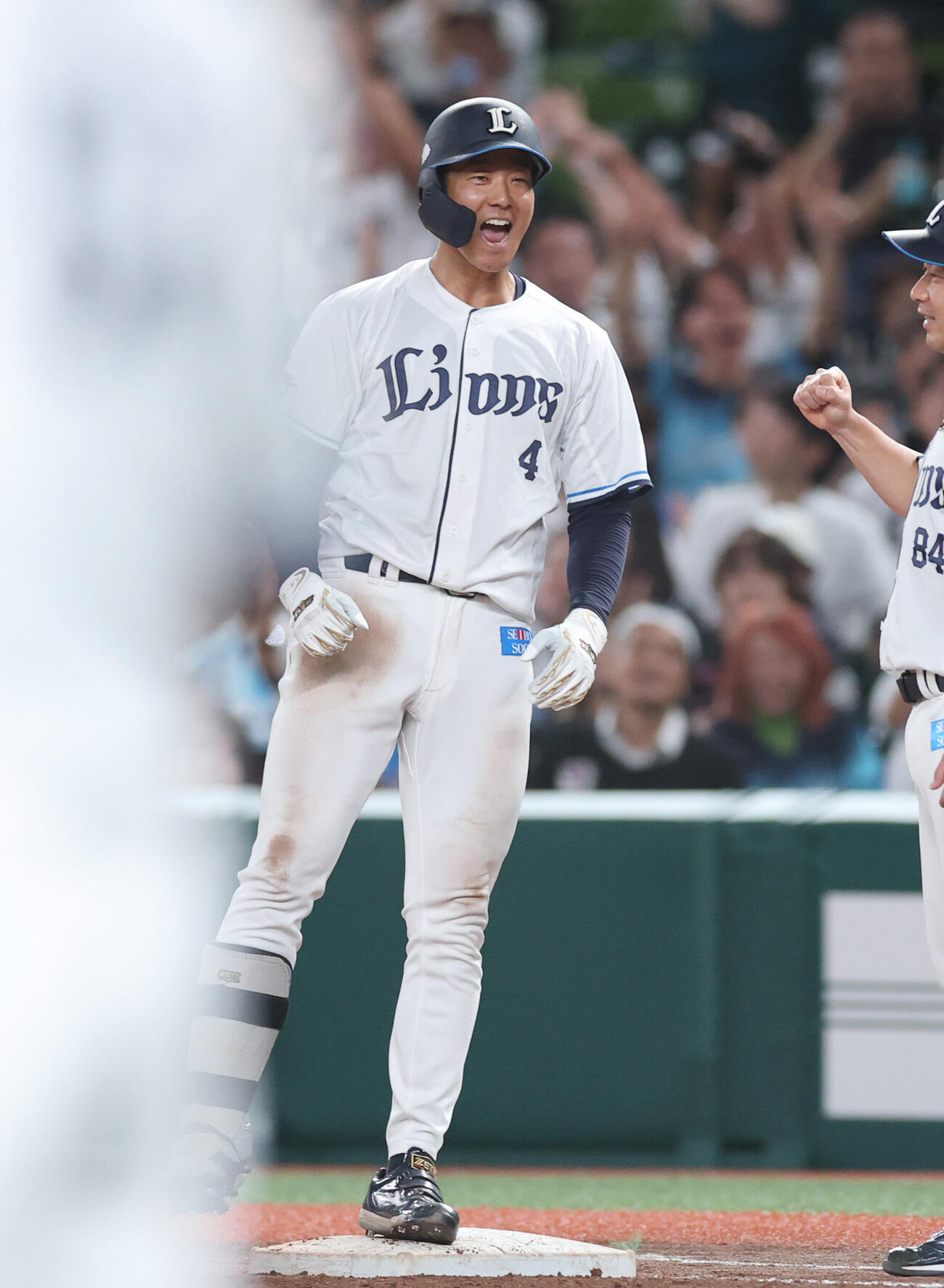 西武対ロッテ　7回裏西武2死一、二塁、適時打を放ち喜ぶ石井一成（撮影・増田悦実）