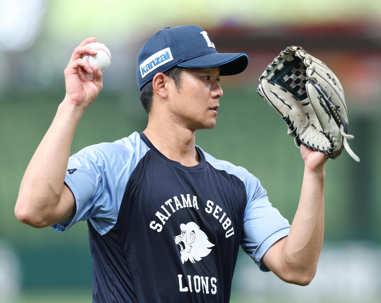西武対ロッテ　キャッチボールをする石井一成（撮影・増田悦実）