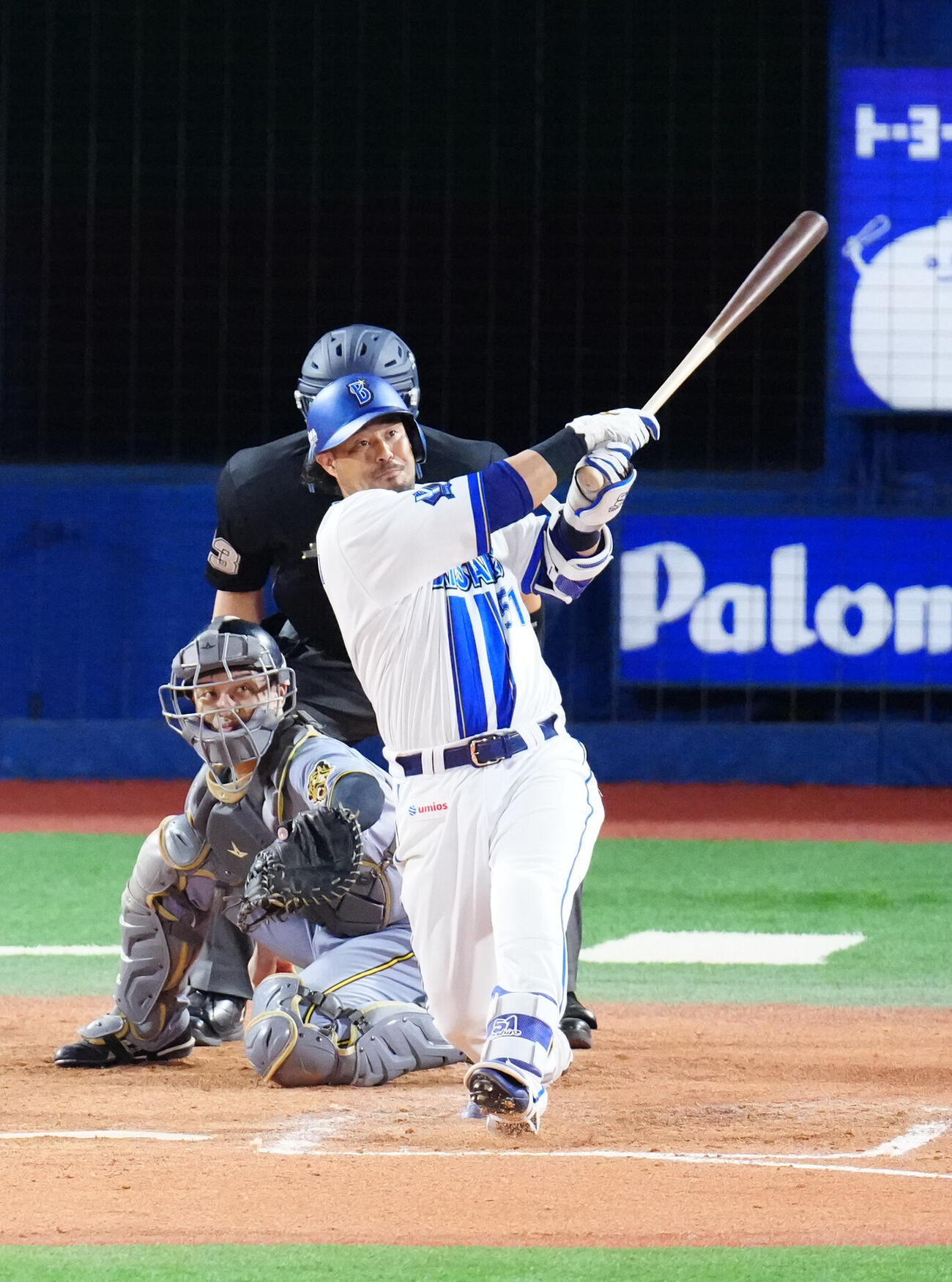 DeNA対阪神　8回裏DeNA2死三塁、2点本塁打を放つ宮崎敏郎（撮影・江口和貴）