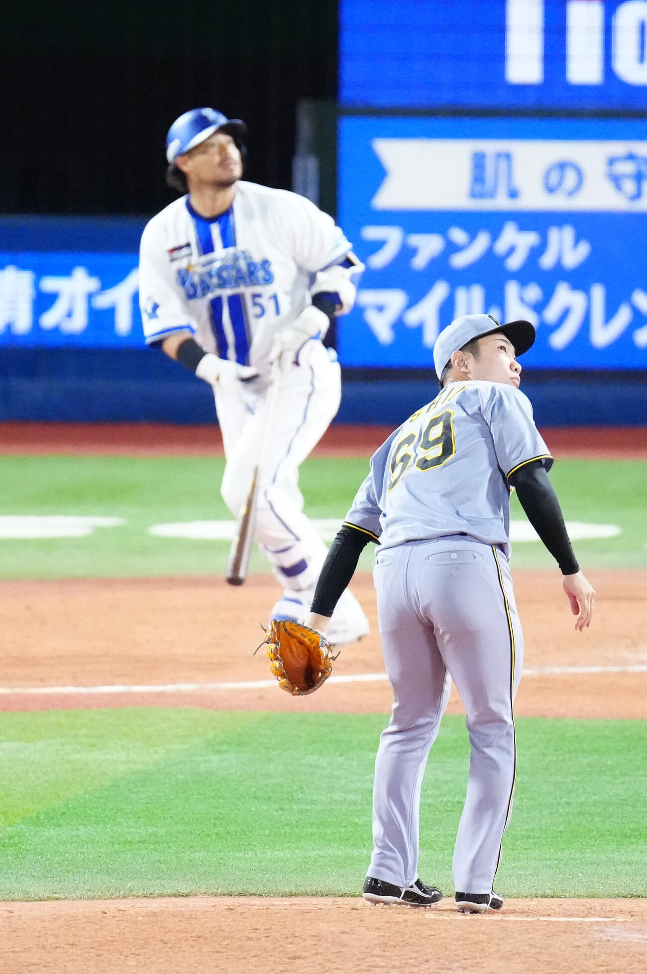 DeNA対阪神　8回裏DeNA2死三塁、宮崎敏郎（後方）に2点本塁打を浴びる石井大智（撮影・江口和貴）