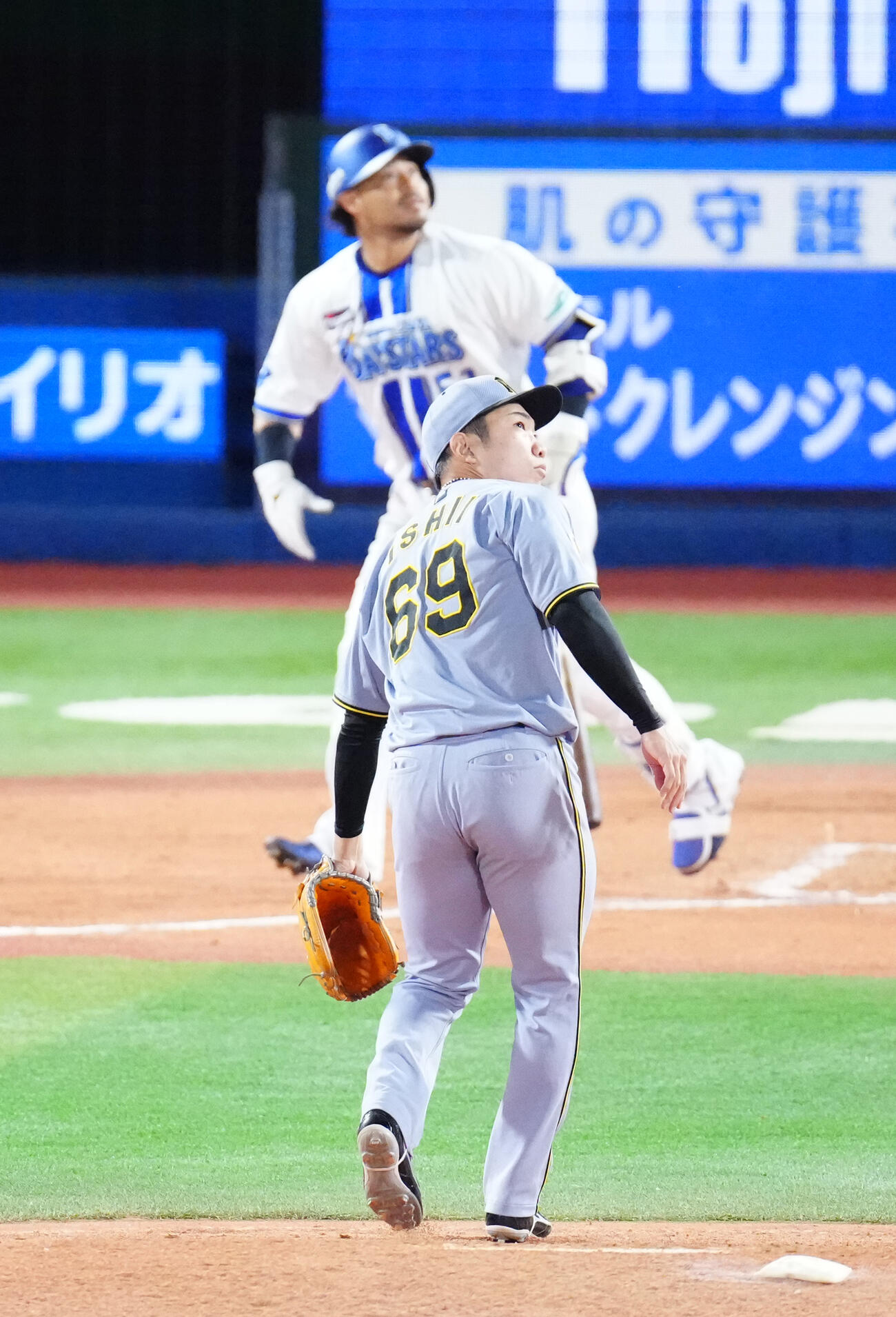 DeNA対阪神　8回裏DeNA2死三塁、宮崎敏郎（後方）に2点本塁打を浴びる石井大智（撮影・江口和貴）