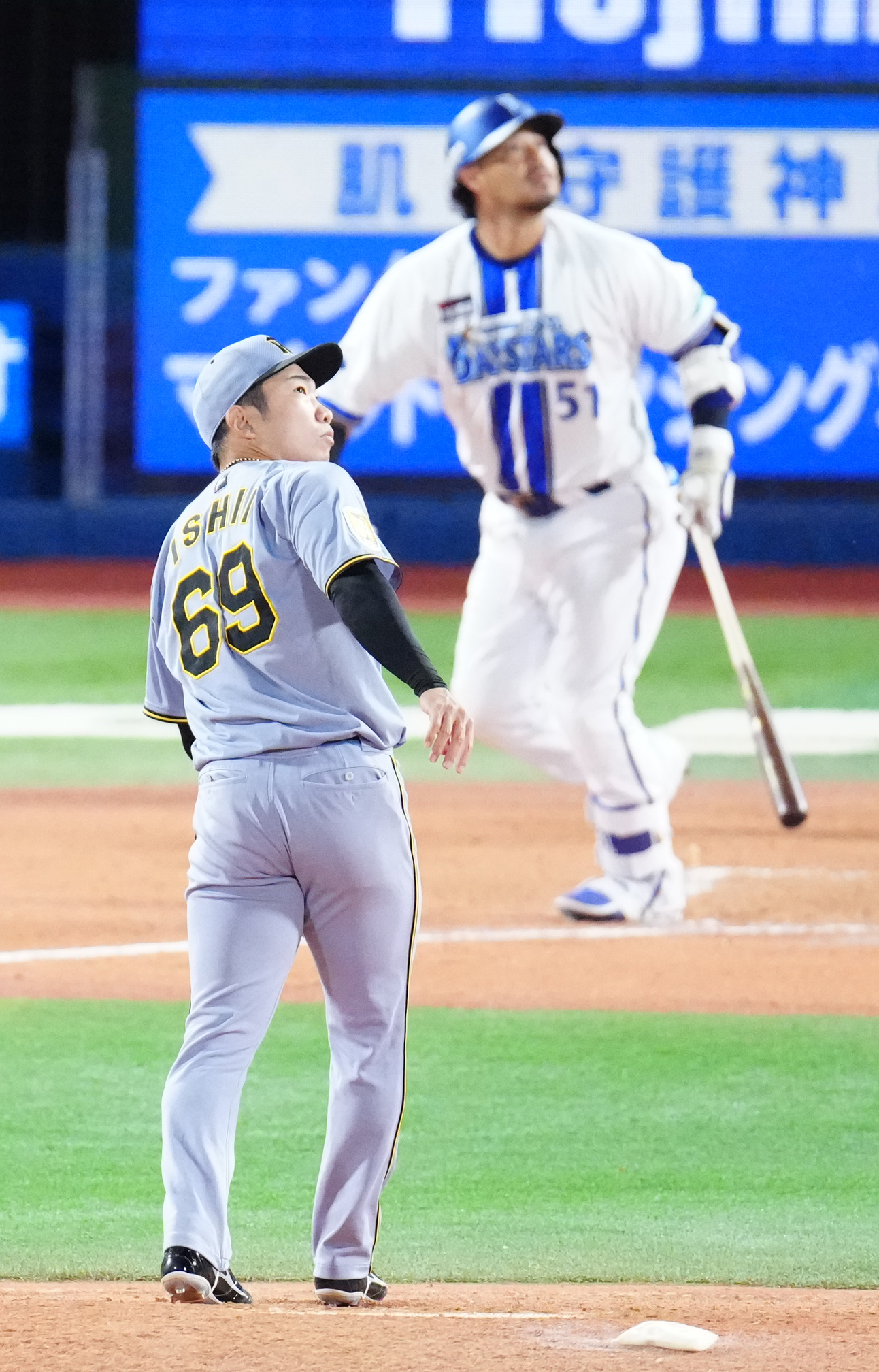 DeNA対阪神　8回裏DeNA2死三塁、宮崎敏郎（後方）に2点本塁打を浴びる石井大智（撮影・江口和貴）
