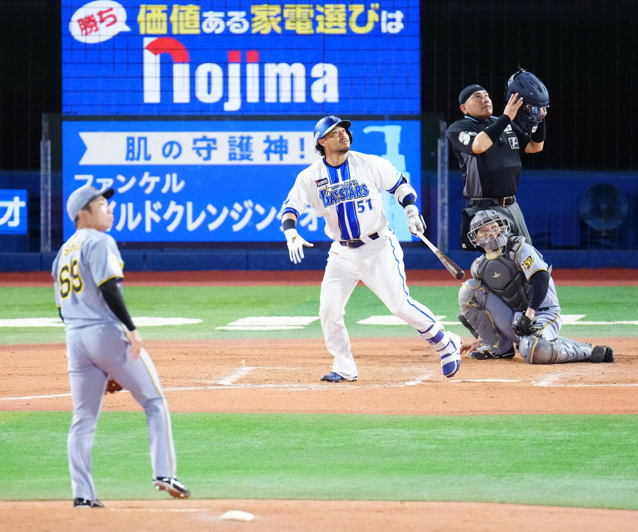 DeNA対阪神　8回裏DeNA2死三塁、2点本塁打を放つ宮崎敏郎。投手石井大智（撮影・江口和貴）