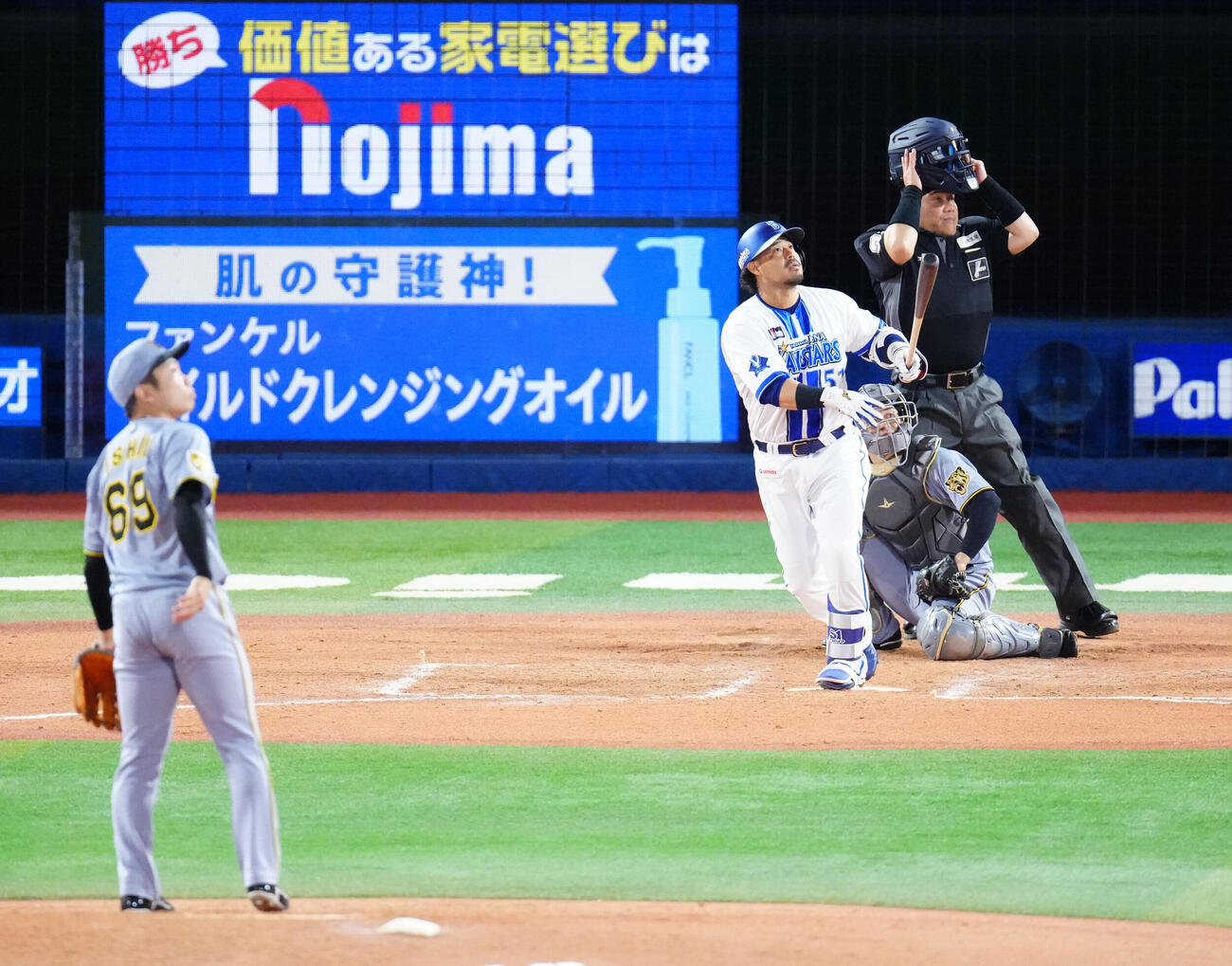 DeNA対阪神　8回裏DeNA2死三塁、2点本塁打を放つ宮崎敏郎。投手石井大智（撮影・江口和貴）