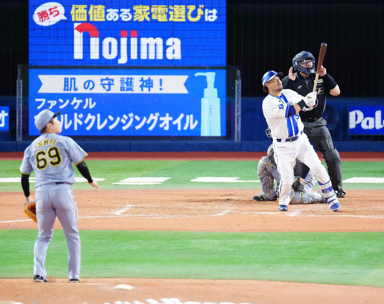DeNA対阪神　8回裏DeNA2死三塁、2点本塁打を放つ宮崎敏郎。投手石井大智（撮影・江口和貴）