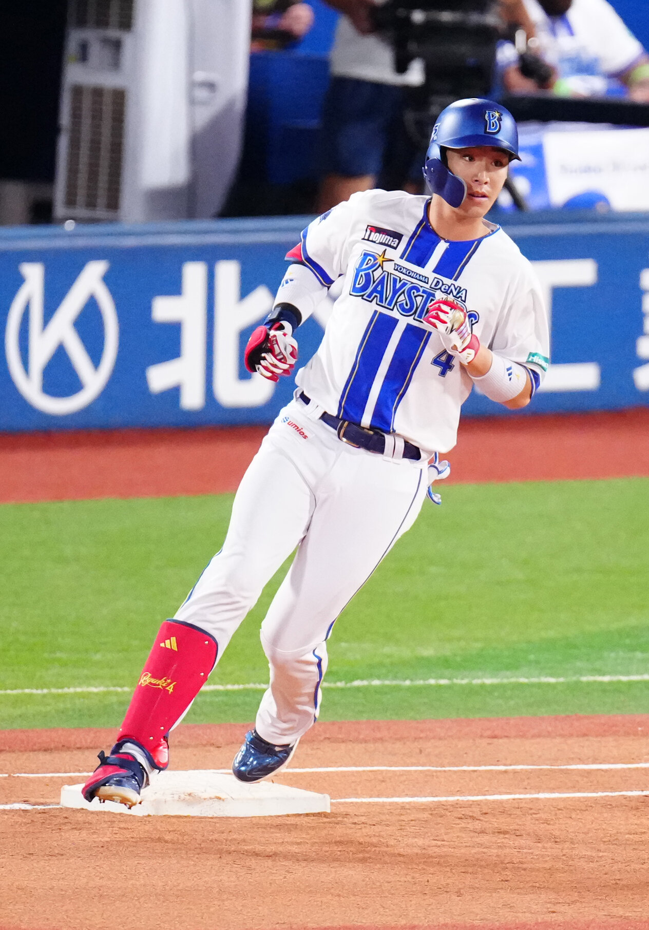 DeNA対阪神　1回裏DeNA無死、左前打を放った度会隆輝（撮影・江口和貴）