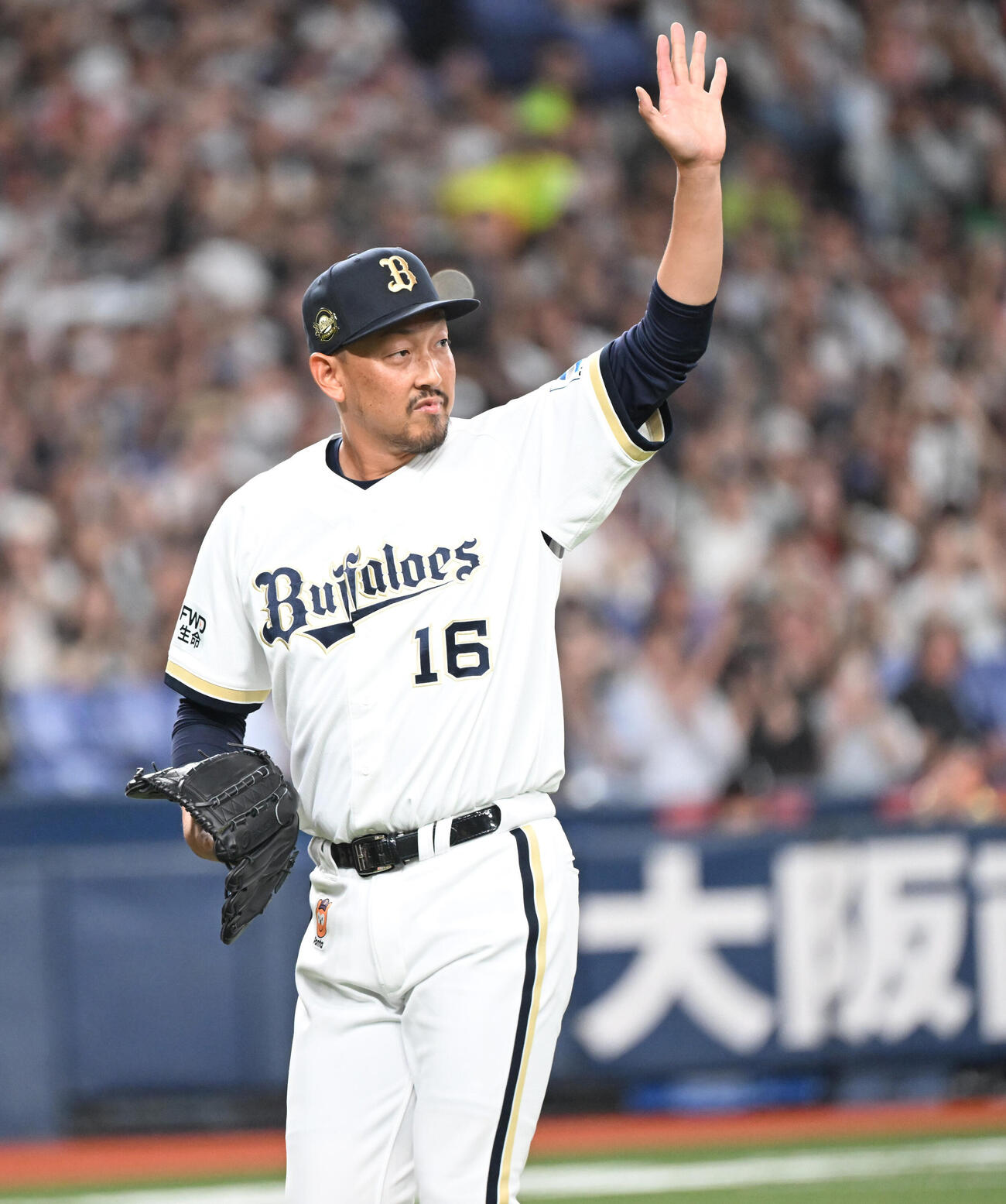 オリックス対ソフトバンク　9回表ソフトバンク無死、中村晃を三振に仕留めた平野佳寿は、ファンの声援に応えながら引き揚げる（撮影・和賀正仁）