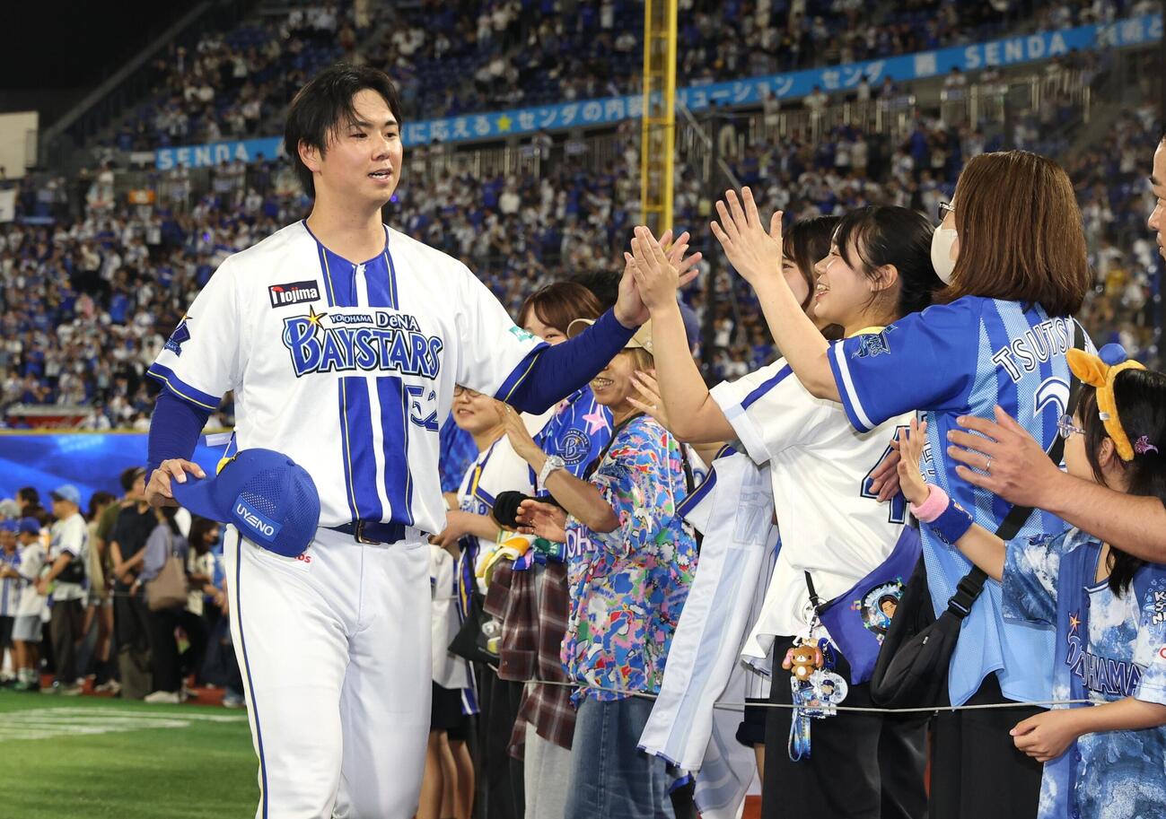 DeNA対阪神　試合後、ファンとタッチする浜地真澄（撮影・黒川智章）