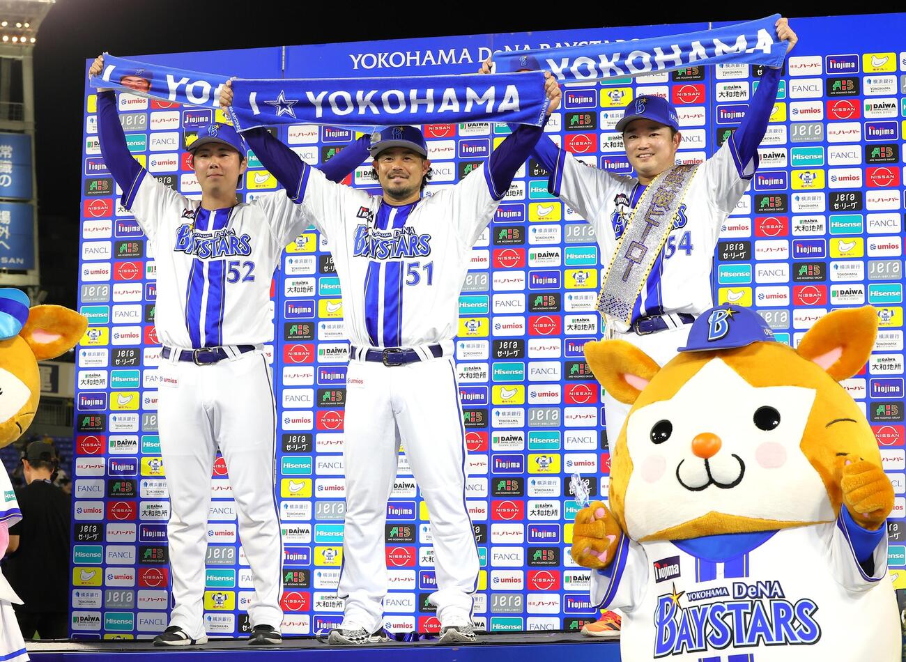 DeNA対阪神　お立ち台で笑顔の、左から浜地真澄、宮崎敏郎、石田裕太郎（撮影・黒川智章）