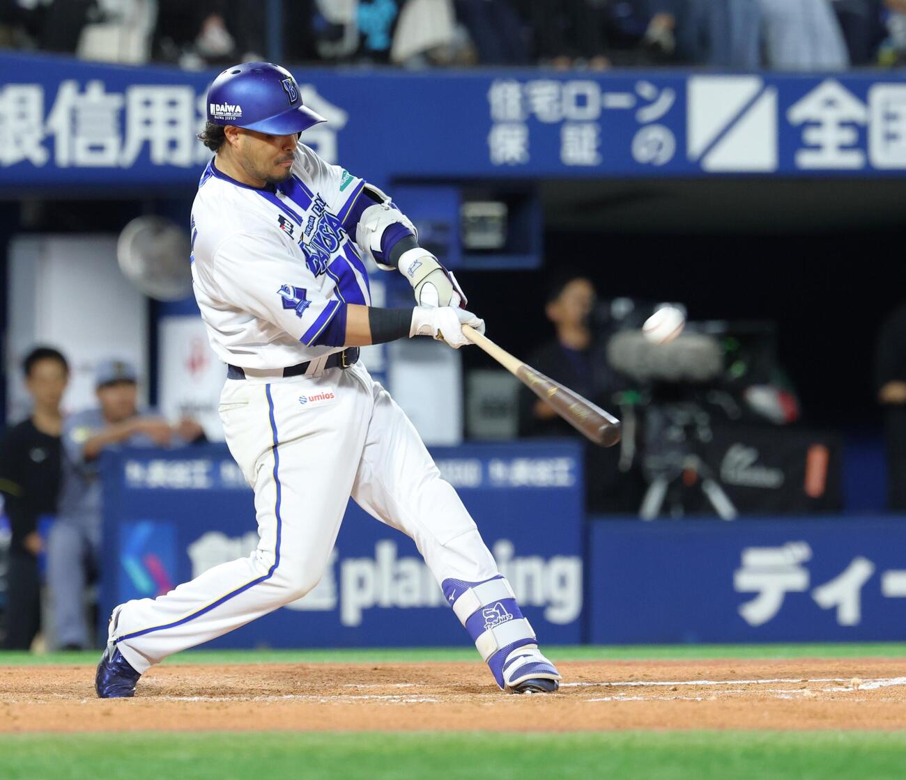 DeNA対阪神　8回裏DeNA2死三塁、逆転2点本塁打を左越えに放つ宮崎敏郎（撮影・黒川智章）