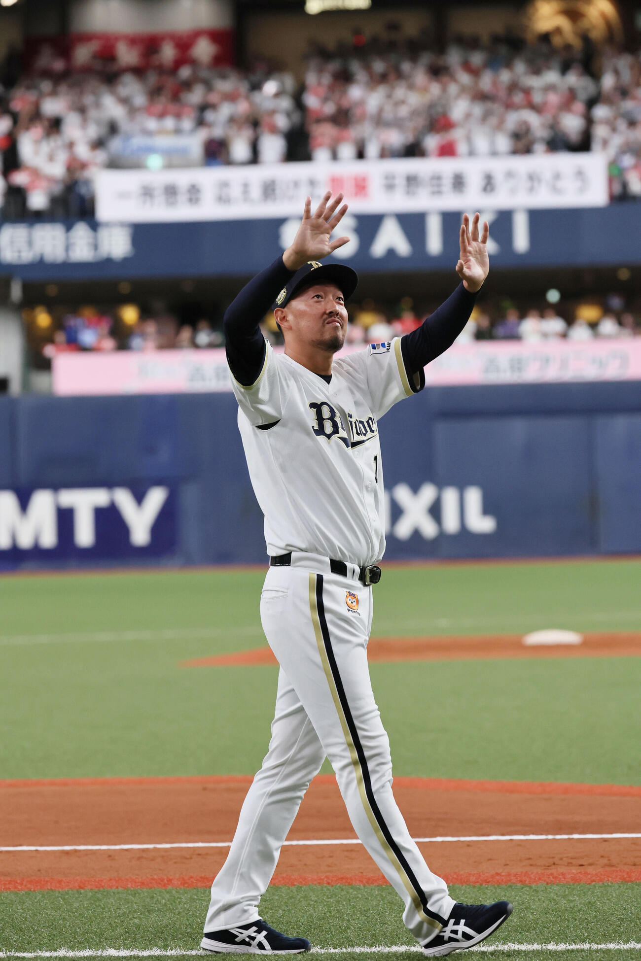 オリックス対ソフトバンク　引退セレモニーで声援に応える平野佳寿（撮影・宮崎幸一）