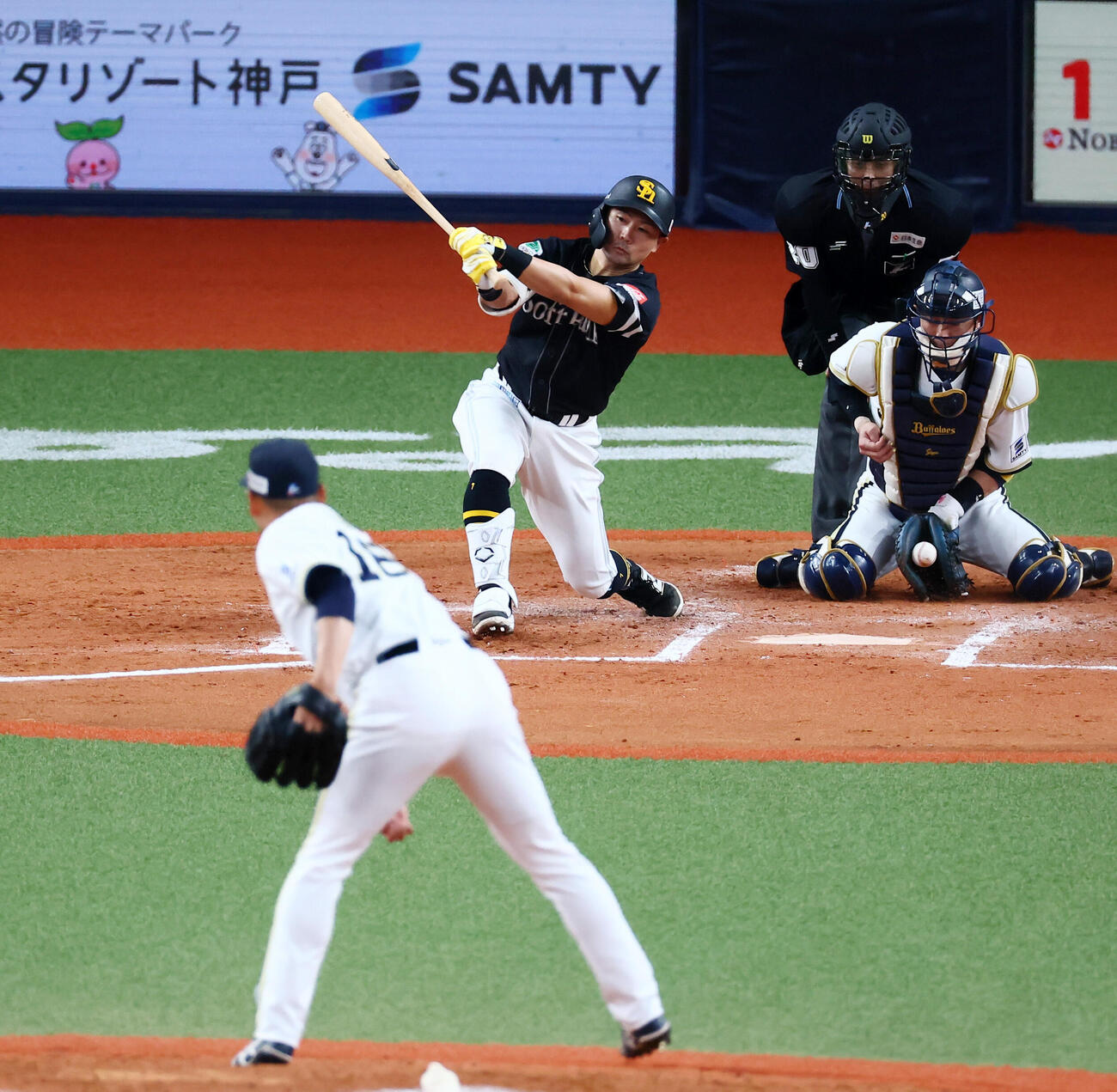 オリックス対ソフトバンク　9回表ソフトバンク無死、中村晃は平野佳寿のフォークボールに三振する（撮影・加藤哉）