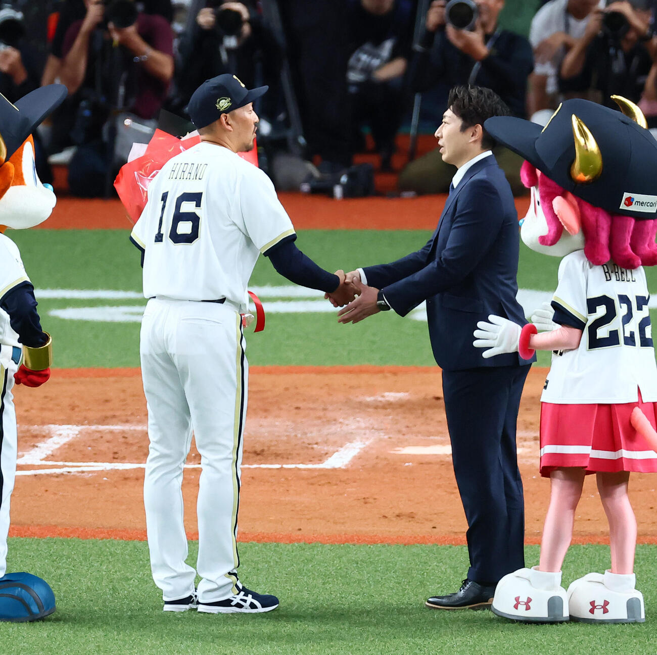オリックス対ソフトバンク　引退セレモニーで平野佳寿（左）に花束を手渡した元オリックス投手の金子千尋氏と最後に握手をかわす（撮影・加藤哉）