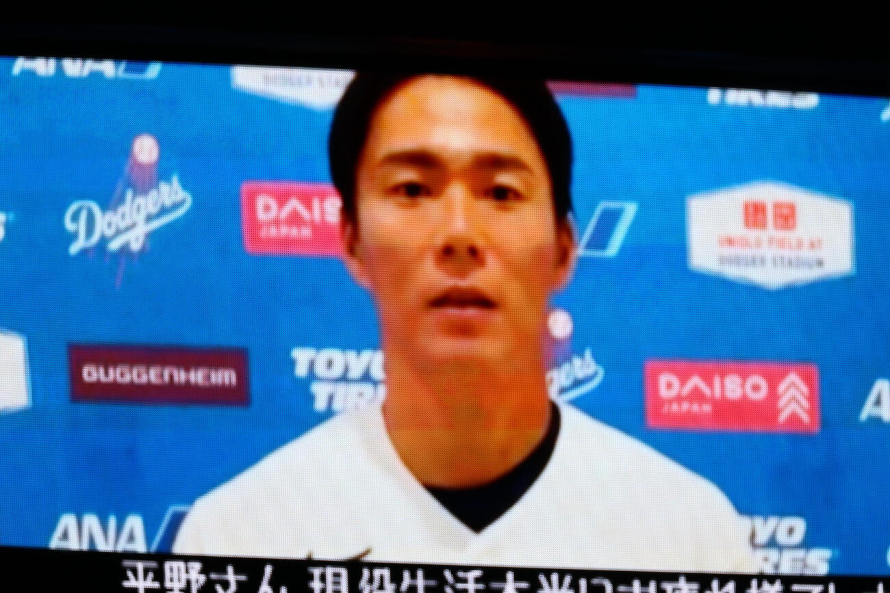 オリックス対ソフトバンク　引退セレモニーで平野佳寿にコメントを送ったドジャースの山本由伸（撮影・加藤哉）
