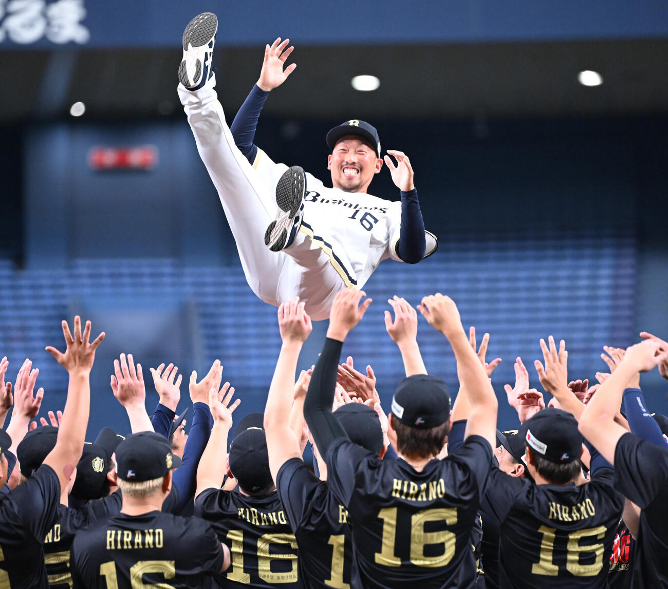 引退セレモニーでナインから胴上げされるオリックス平野佳寿（撮影・和賀正仁）