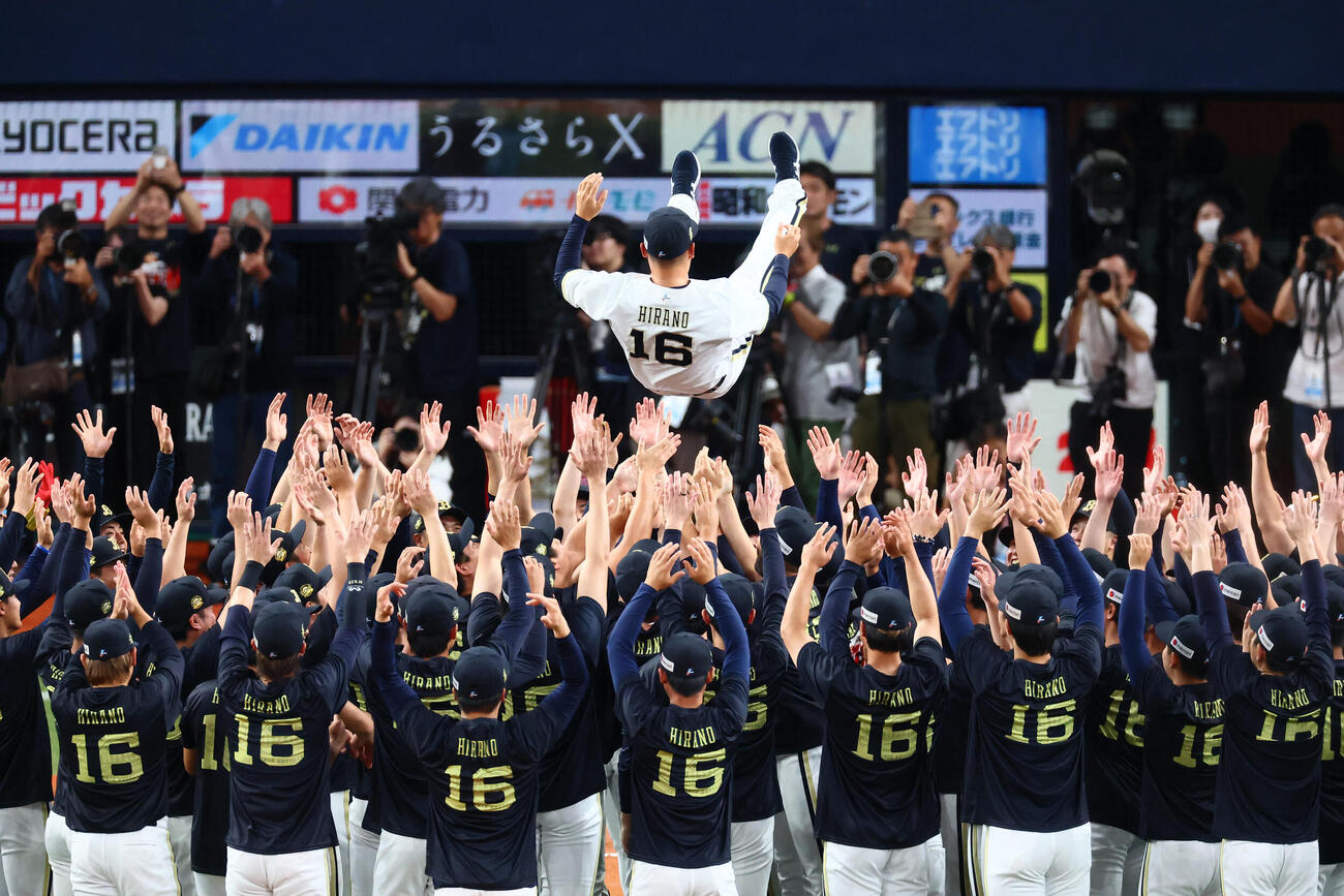 オリックス対ソフトバンク　引退セレモニーでナインから胴上げされるオリックス平野佳寿（撮影・加藤哉）