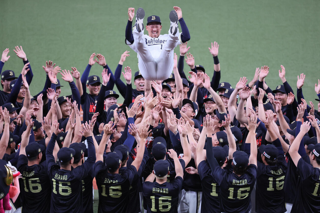 オリックス対ソフトバンク　引退セレモニーで胴上げされる平野佳寿（撮影・宮崎幸一）