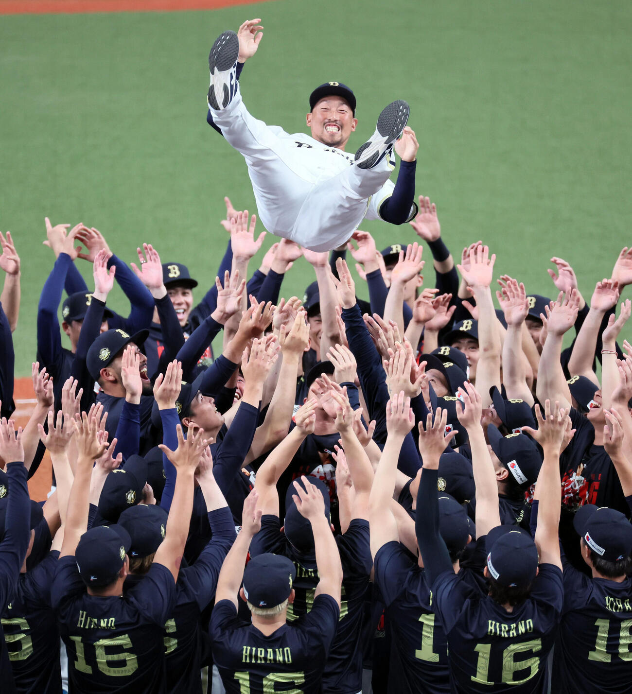 オリックス対ソフトバンク　引退セレモニーで胴上げされる平野佳寿（撮影・宮崎幸一）