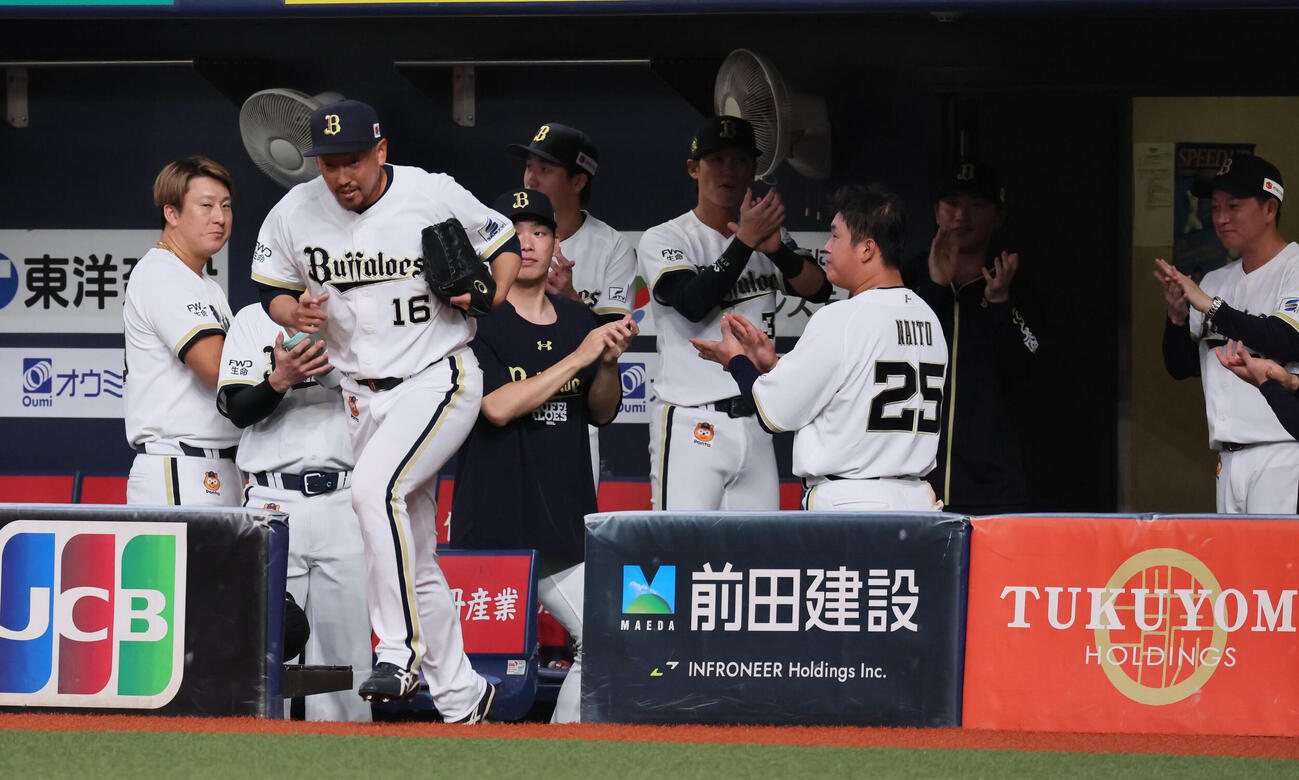 オリックス対ソフトバンク　9回表ソフトバンク無死、拍手を受け手マウンドに向かう平野佳寿（撮影・宮崎幸一）