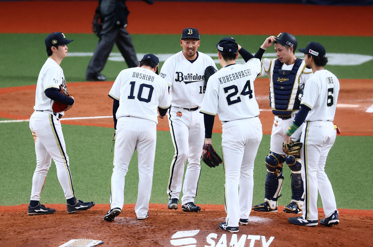 オリックス対ソフトバンク　9回表に登板したオリックス平野佳寿は中村晃を三振に仕留めて降板となり、ナインと握手してマウンドを去る（撮影・加藤哉）