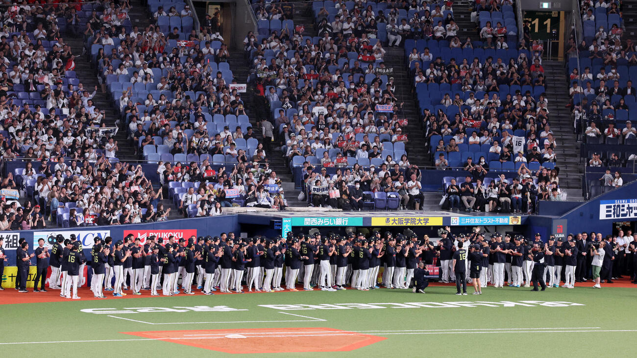 オリックス対ソフトバンク　引退セレモニーでベンチ前で整列するナインとオリックス平野佳寿（撮影・加藤哉）