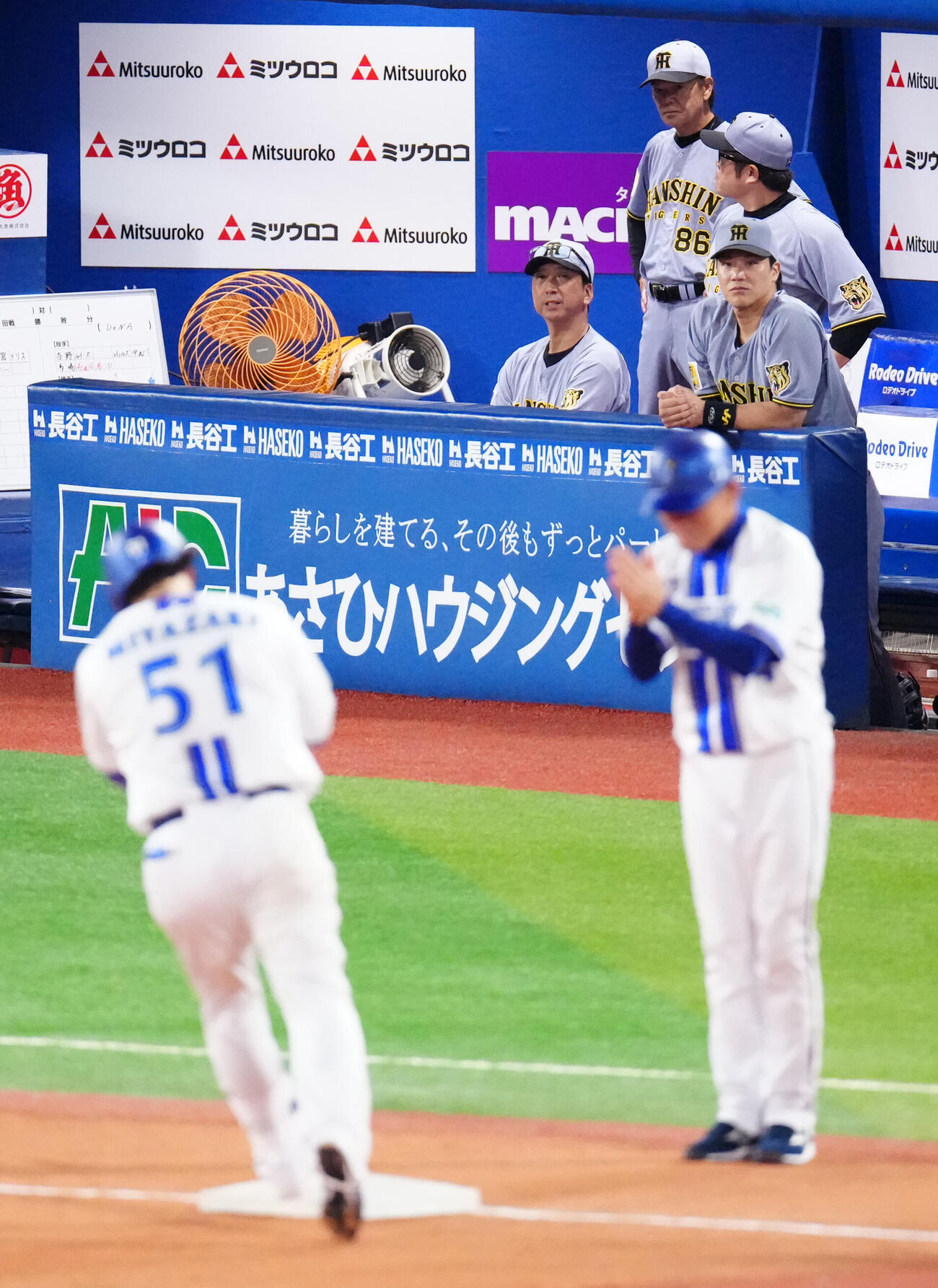 DeNA対阪神　8回裏DeNA2死三塁、石井大智が宮崎敏郎（手前左）に2点本塁打を浴び、ベンチで厳しい表情の藤川球児監督（左）（撮影・江口和貴）