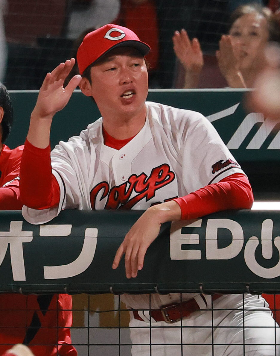 広島対巨人　2回裏、勝田成の適時打で喜ぶ新井貴浩監督（撮影・上山淳一）